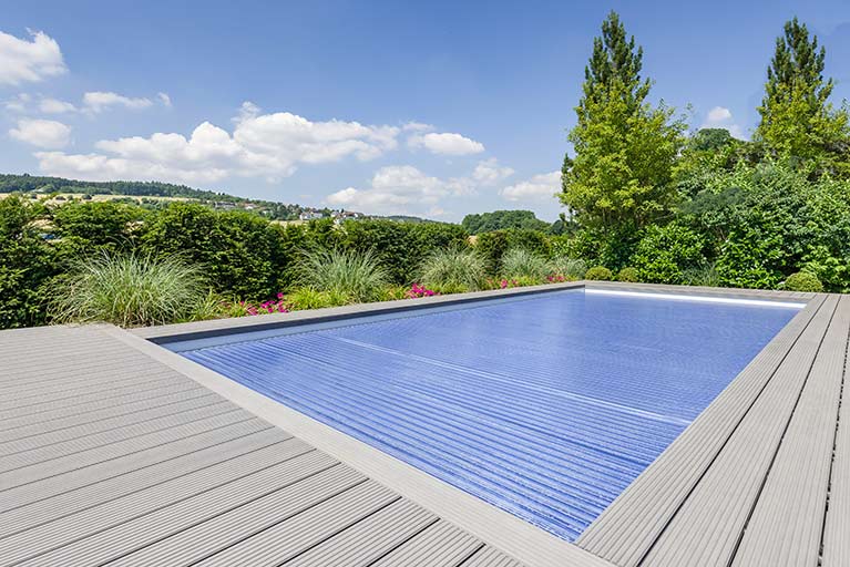 Solar-Rolladenabdeckung - Pool im Garten