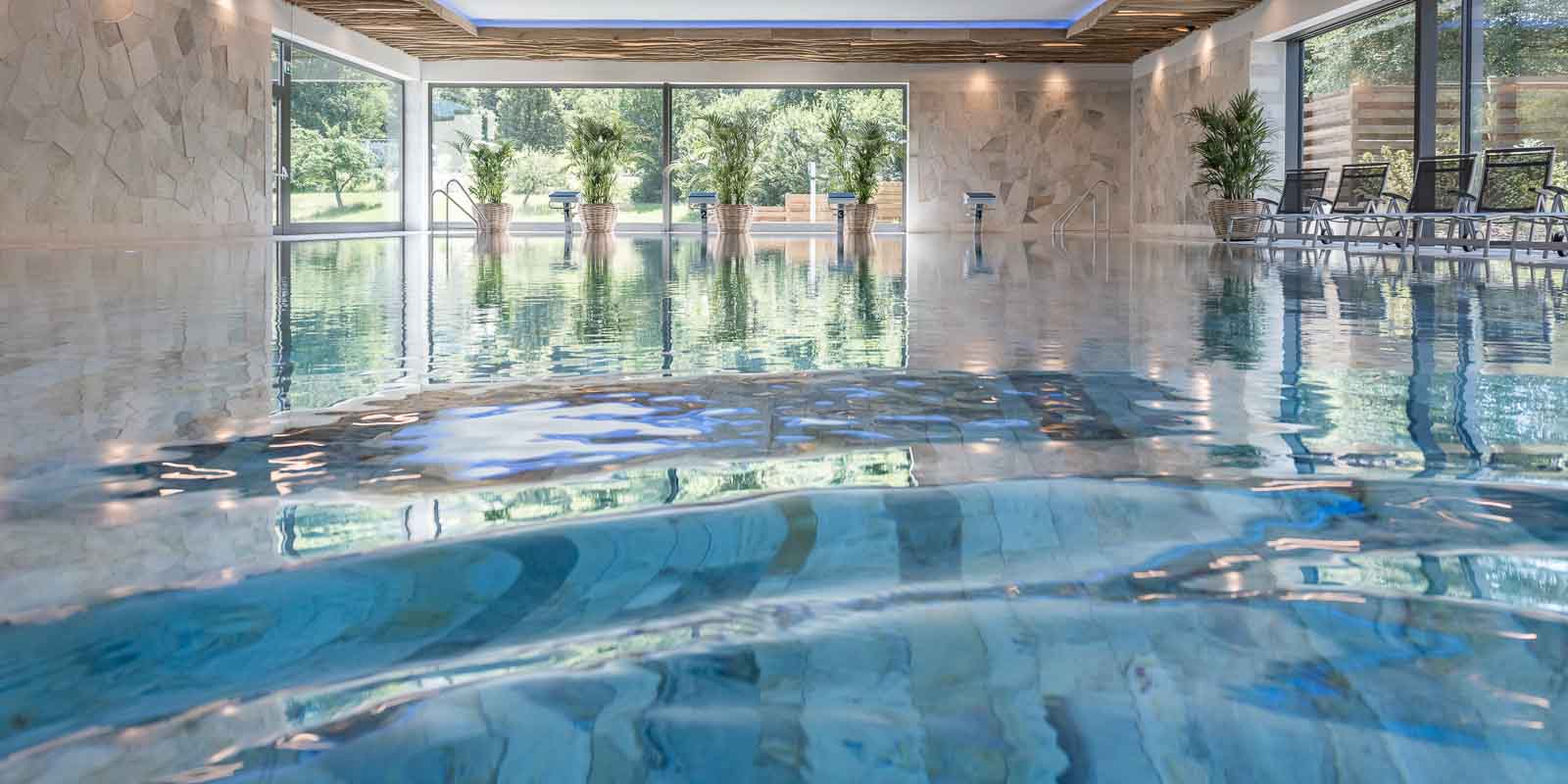 Bewegung, Schwimmhalle, Wasseroberflaeche