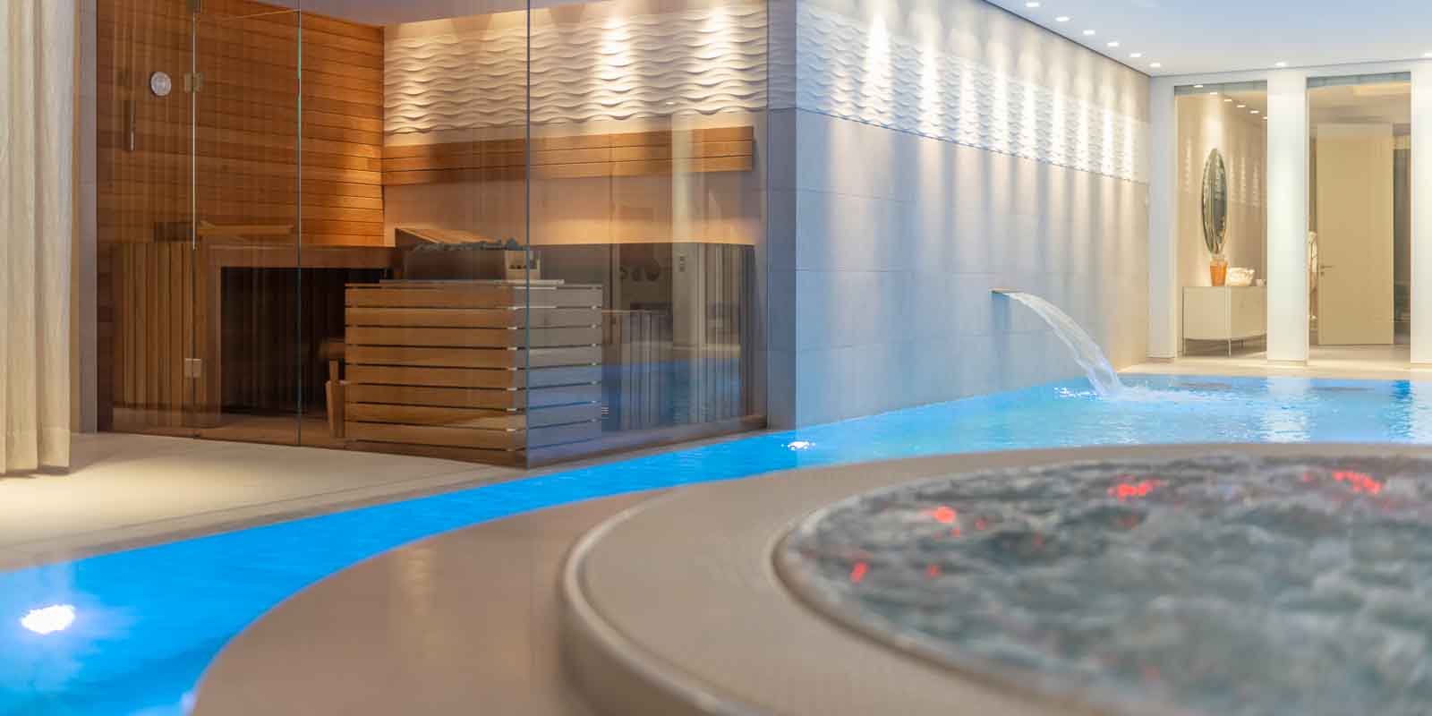 Sauna, Schwimmhalle, Wasserfall