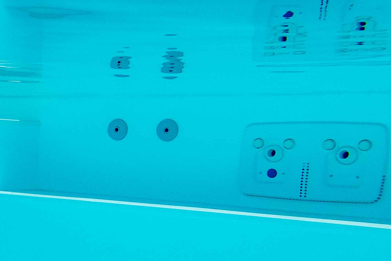 Gegenstromanlage, Sitzbank, Treppe, Unterwasser