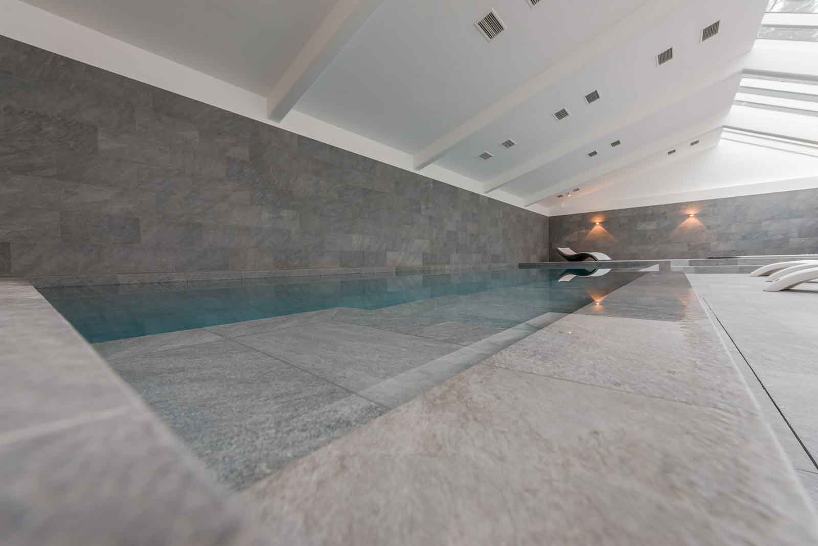 Indoorpool, Infinity, Kaskade, Ueberlaufrinne