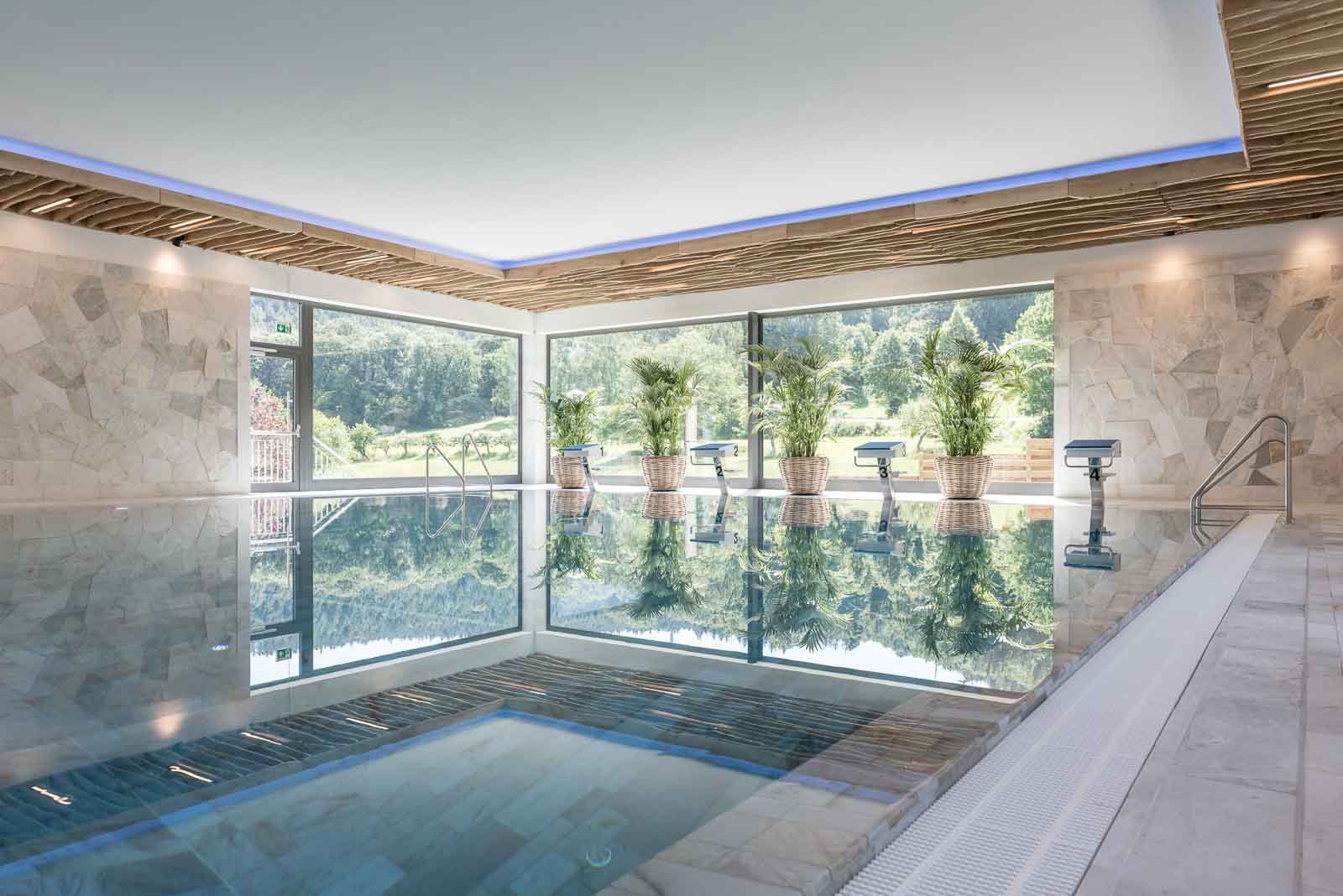 Eckfenster, Schwimmhalle, Ueberlaufpool