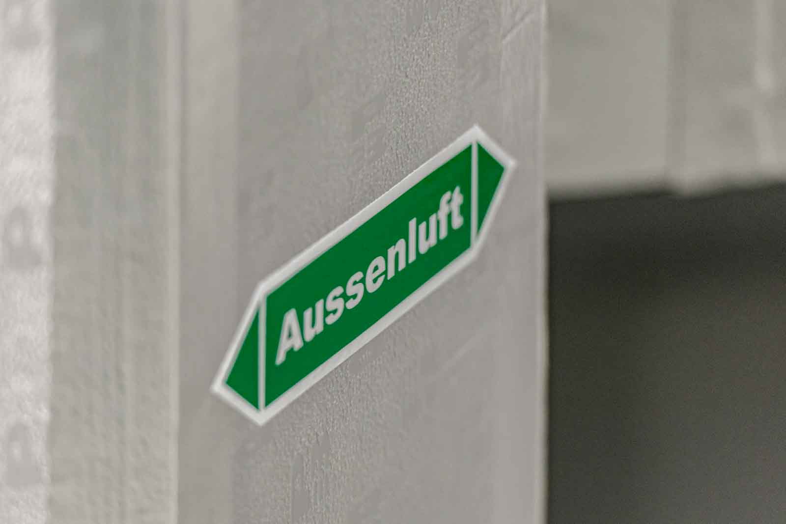 Aussenluft, Detail, Schild