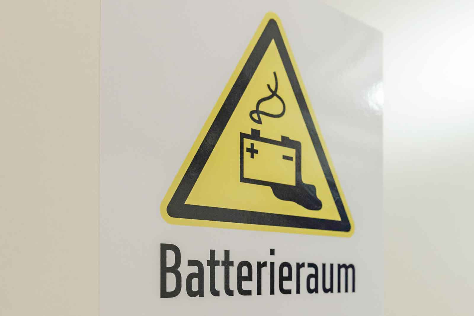 Batterieraum, Detail, Schild