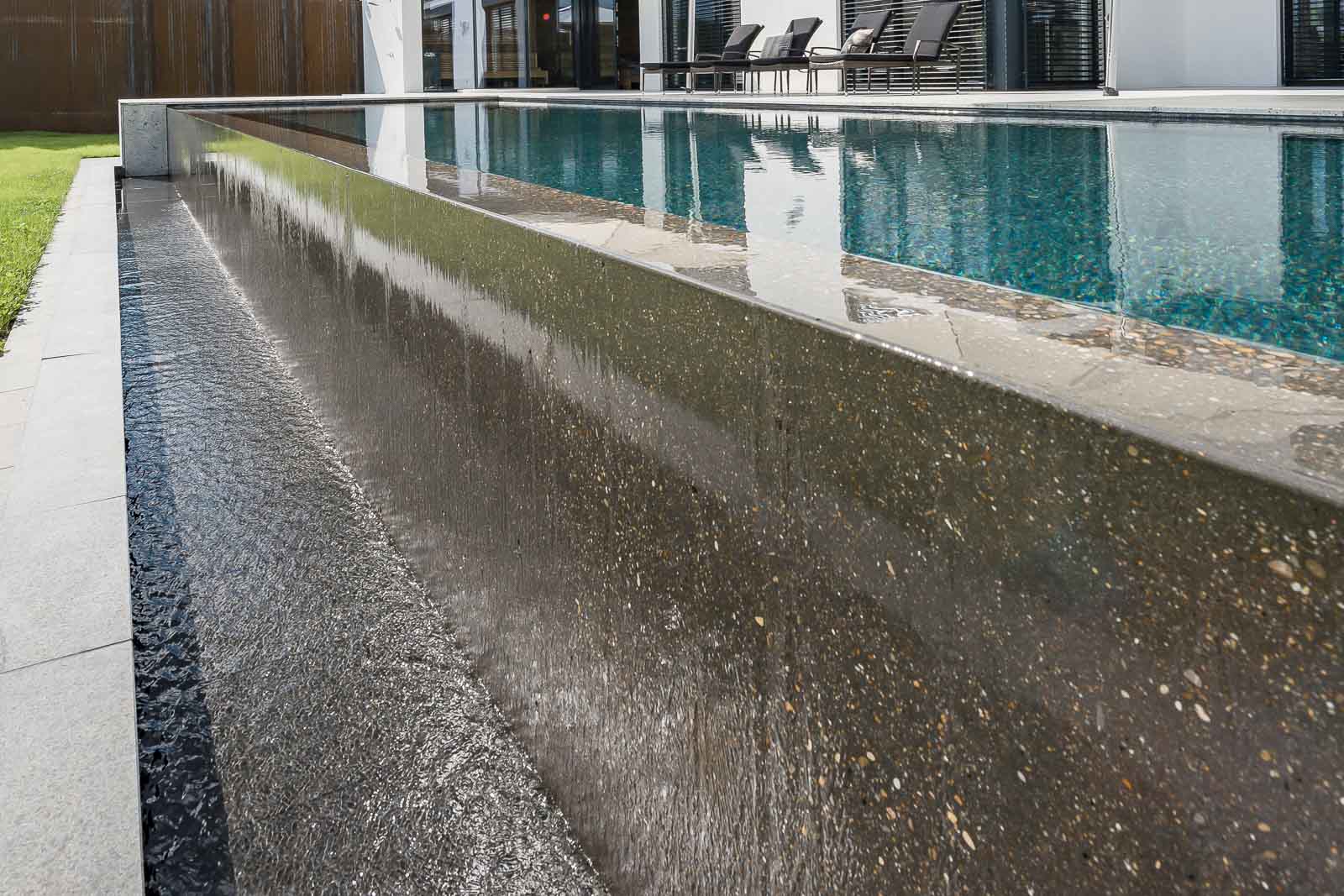 Geschliffen, Infinitybecken, Kaskade, Sichtbeton