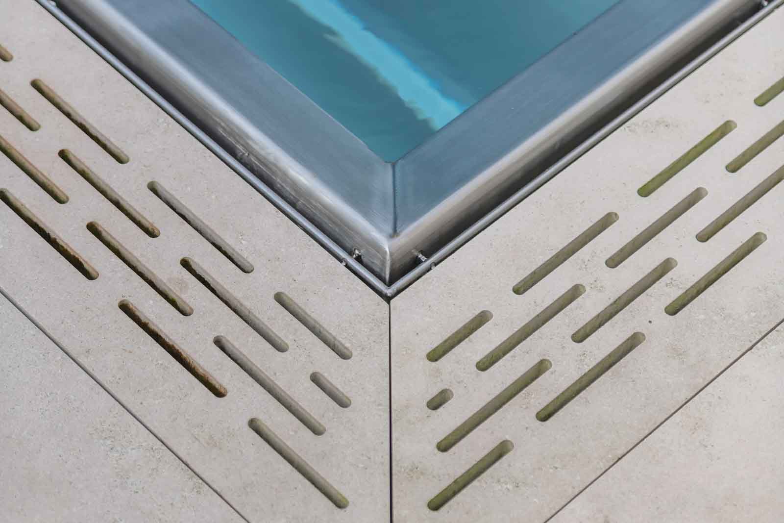 Eckdetail, Edelstahlpool, Ueberlaufrinne