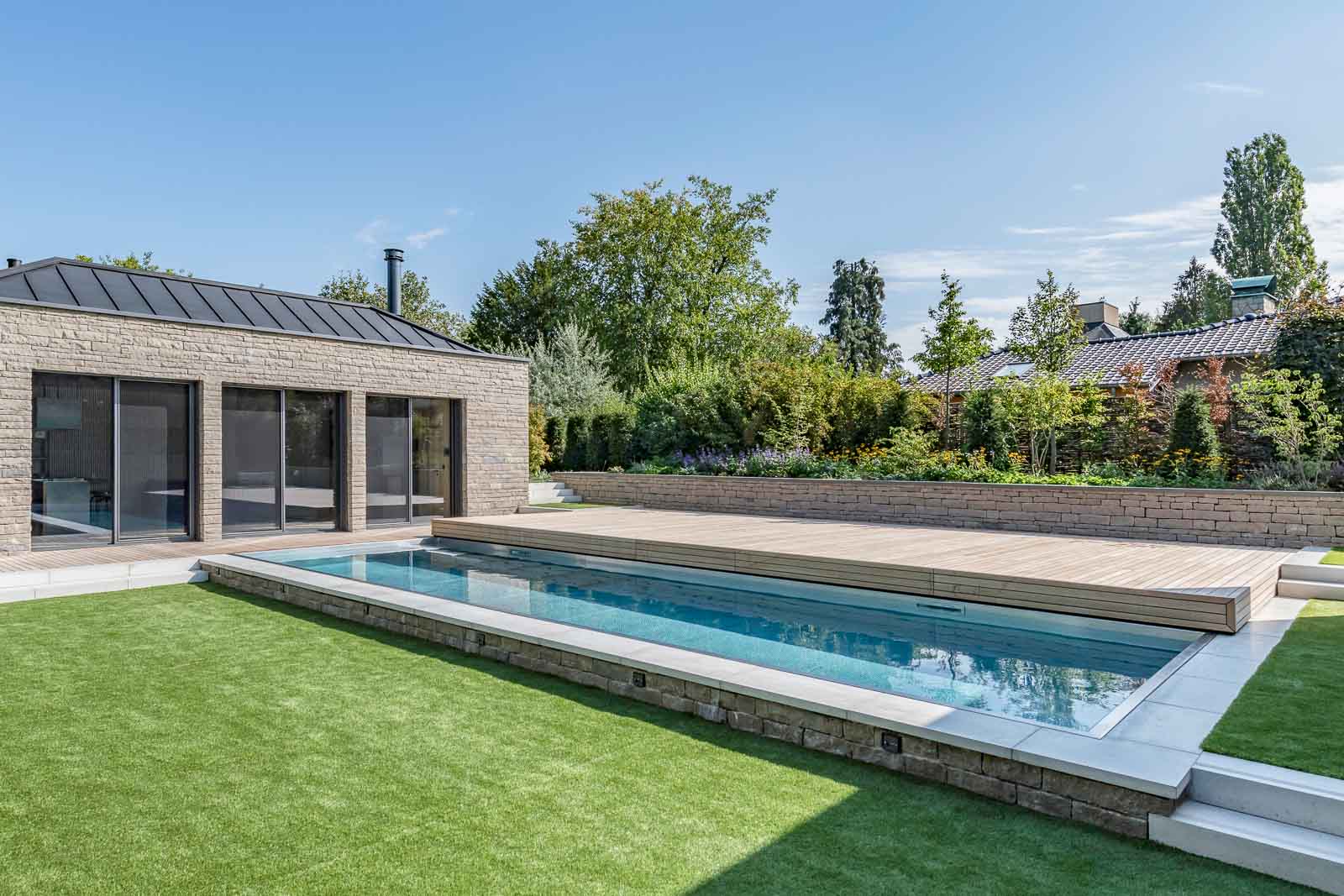 Kunstrasen, Pooldeck, Poolhaus