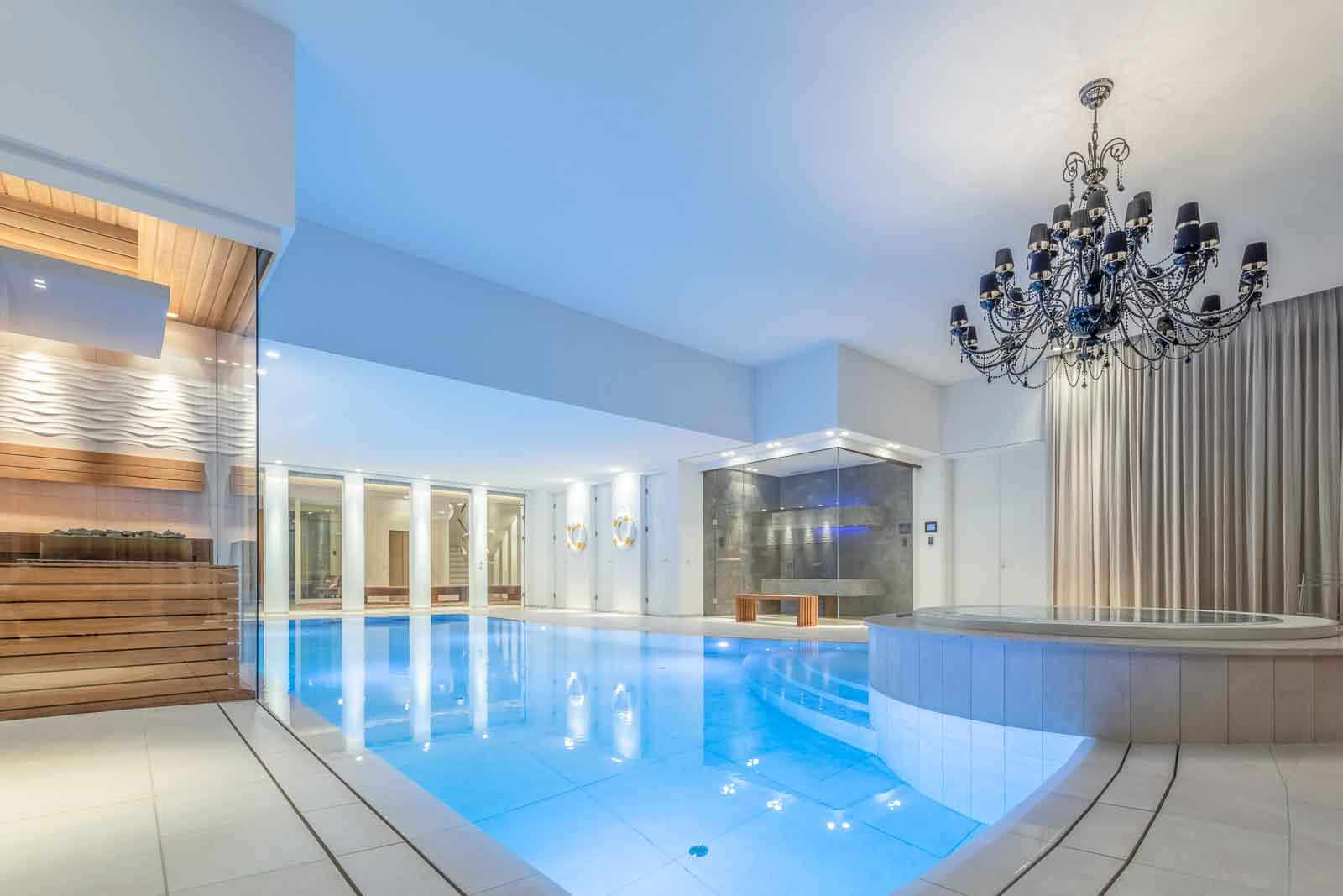 Farblicht, Hallenbad, Ueberlaufbecken, Ueberlaufrinnensystem
