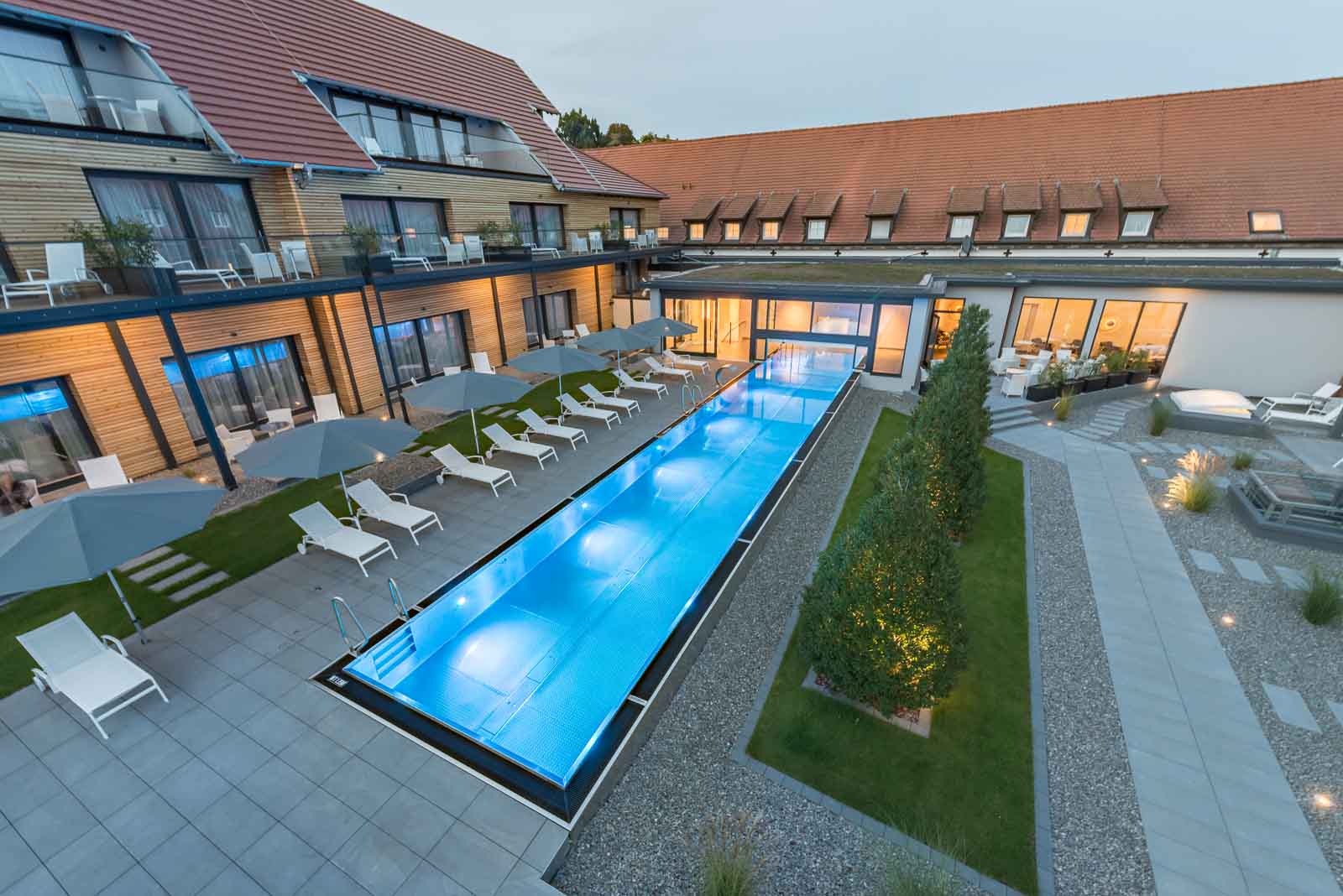 Daemmerung, Edelstahlpool, Hotel