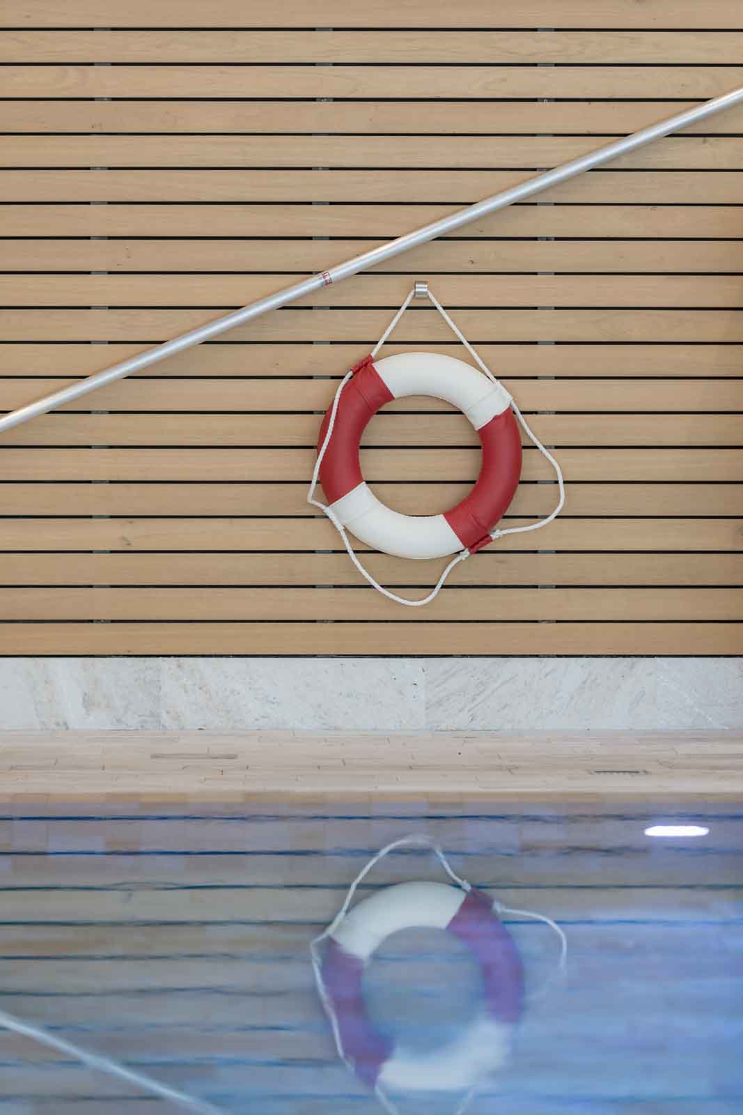 Holzwand, Rettungsring, Schwimmhalle