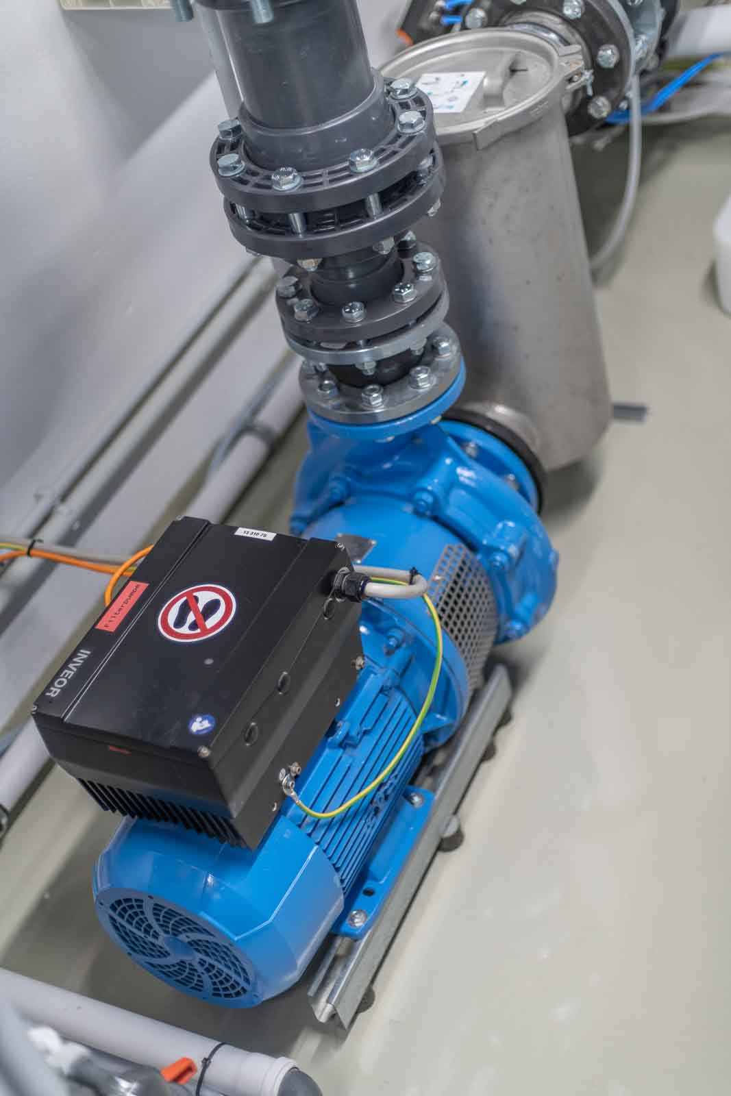 Technik, gläserner Technikraum Filterpumpe, Ospa, Pumpe, Rohwasser