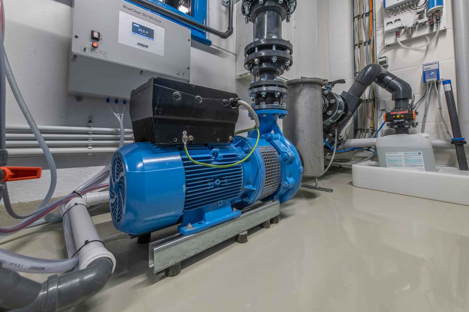 Technik, gläserner Technikraum Frequenzumrichter, Ospa, Pumpe., Filterpumpe