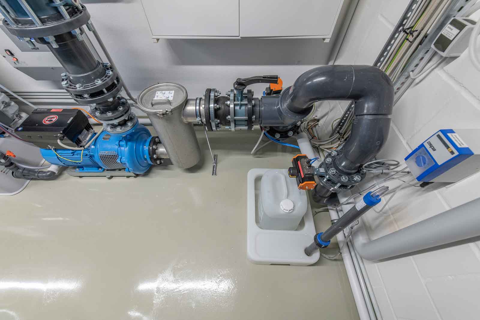 Technik, gläserner Technikraum Flockung, Pumpe, Schwallwassertank