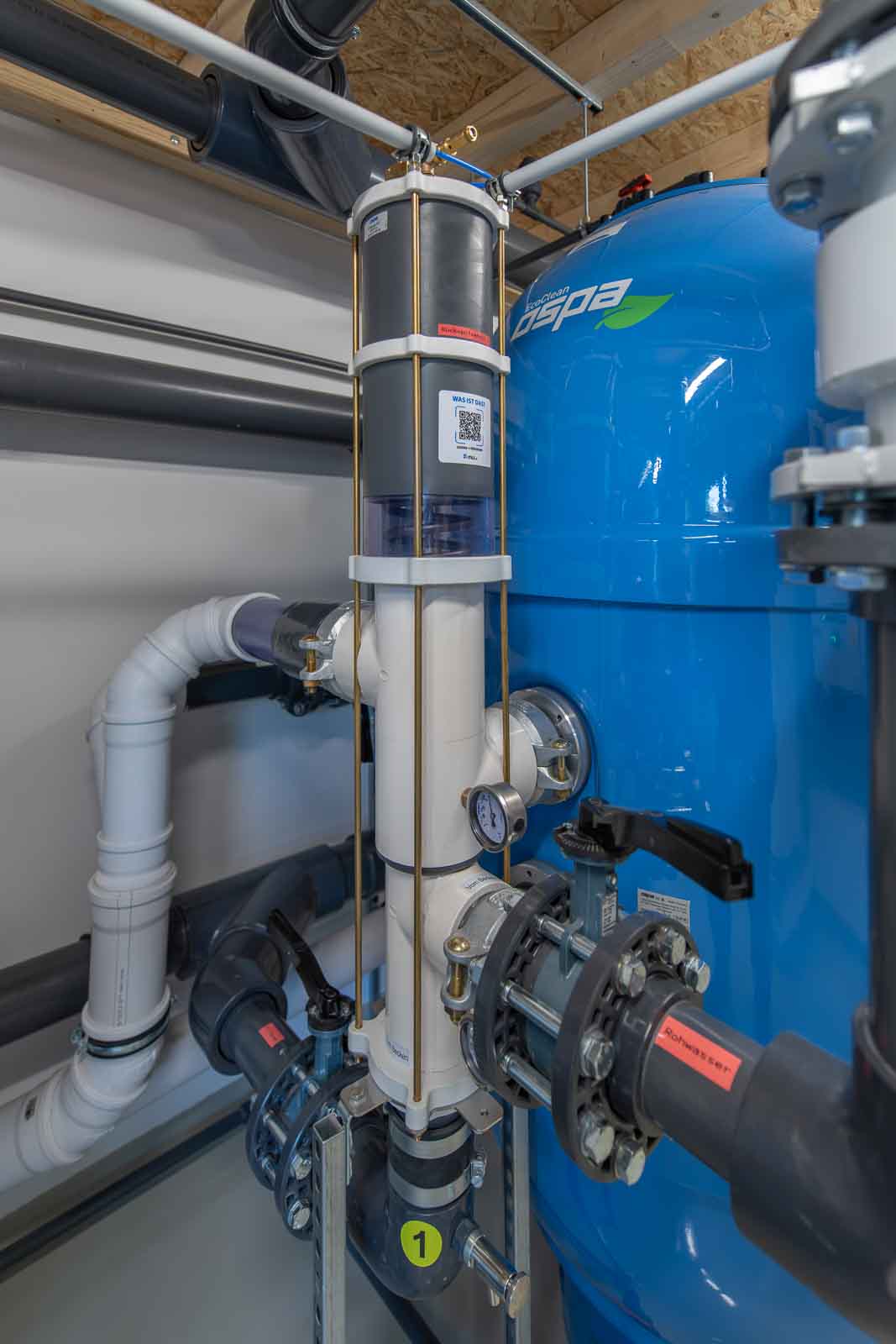 Technik, gläserner Technikraum Filteranlage, Rückspülung, Umsteuerventil