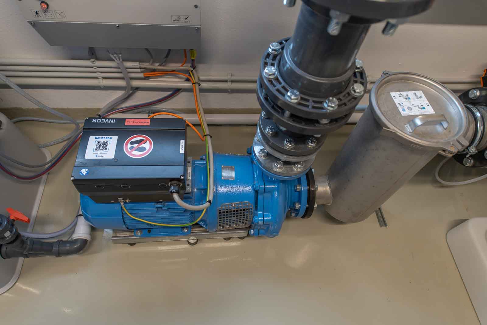 Technik, gläserner Technikraum Filterpumpe, Frequenzumrichter, Pumpe, Vorfilter