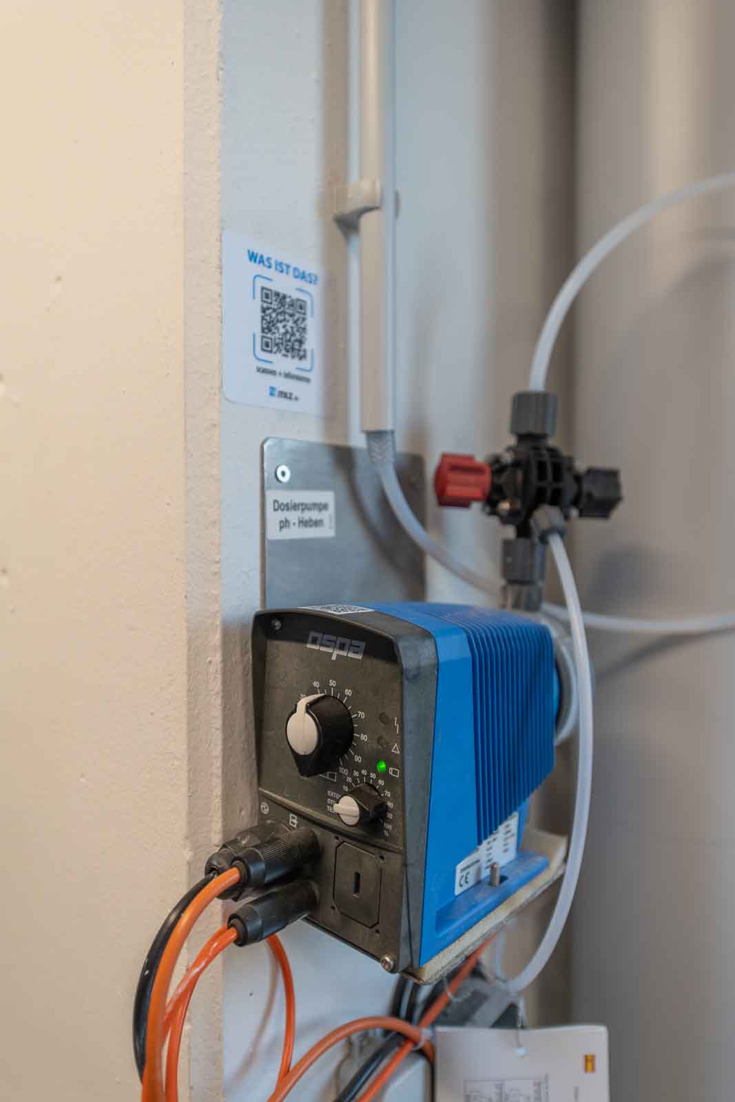 Technik, gläserner Technikraum Dosierpumpe, Ospa, Ph, Heben