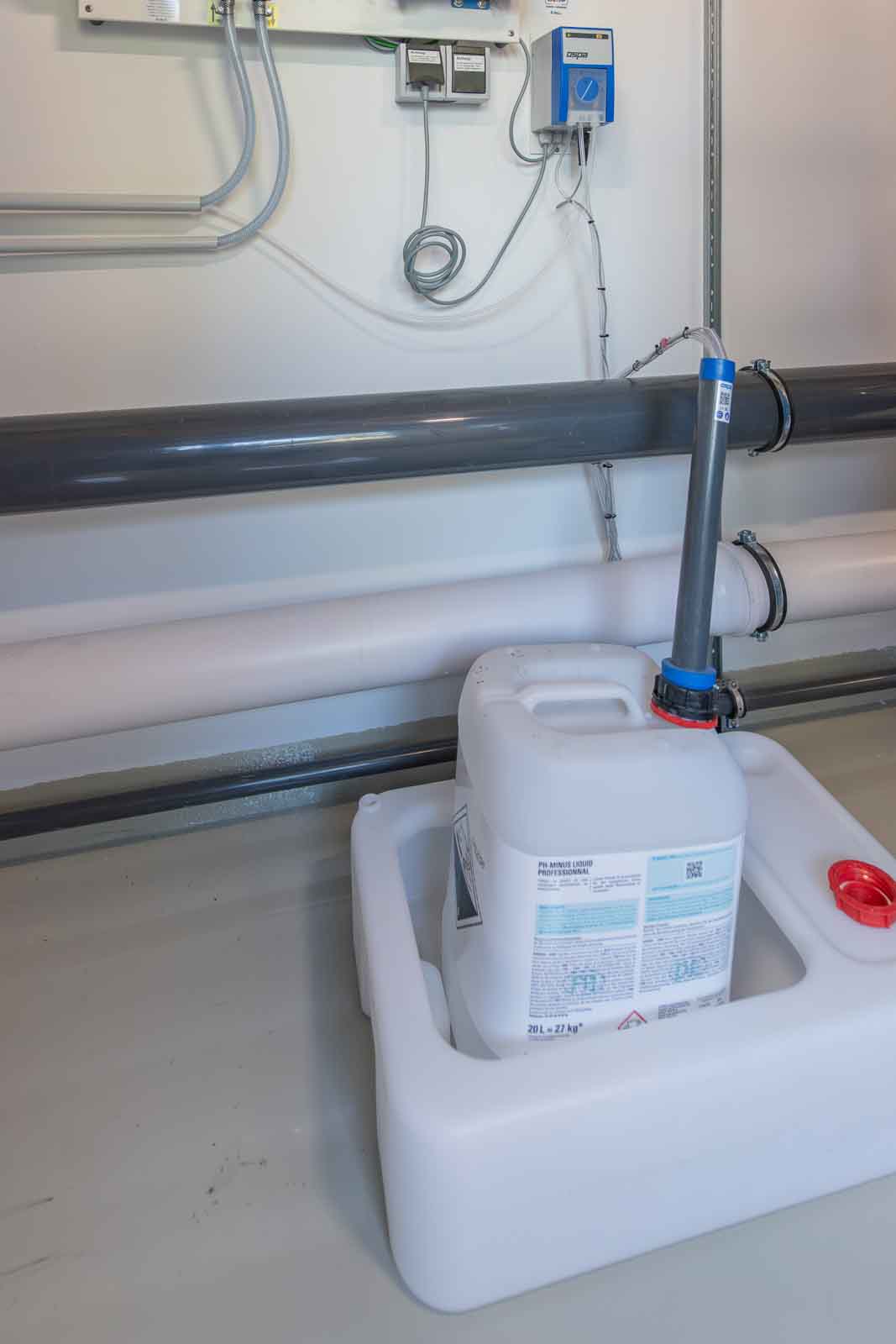 Technik, gläserner Technikraum Dosieranlage, Ph, Senken