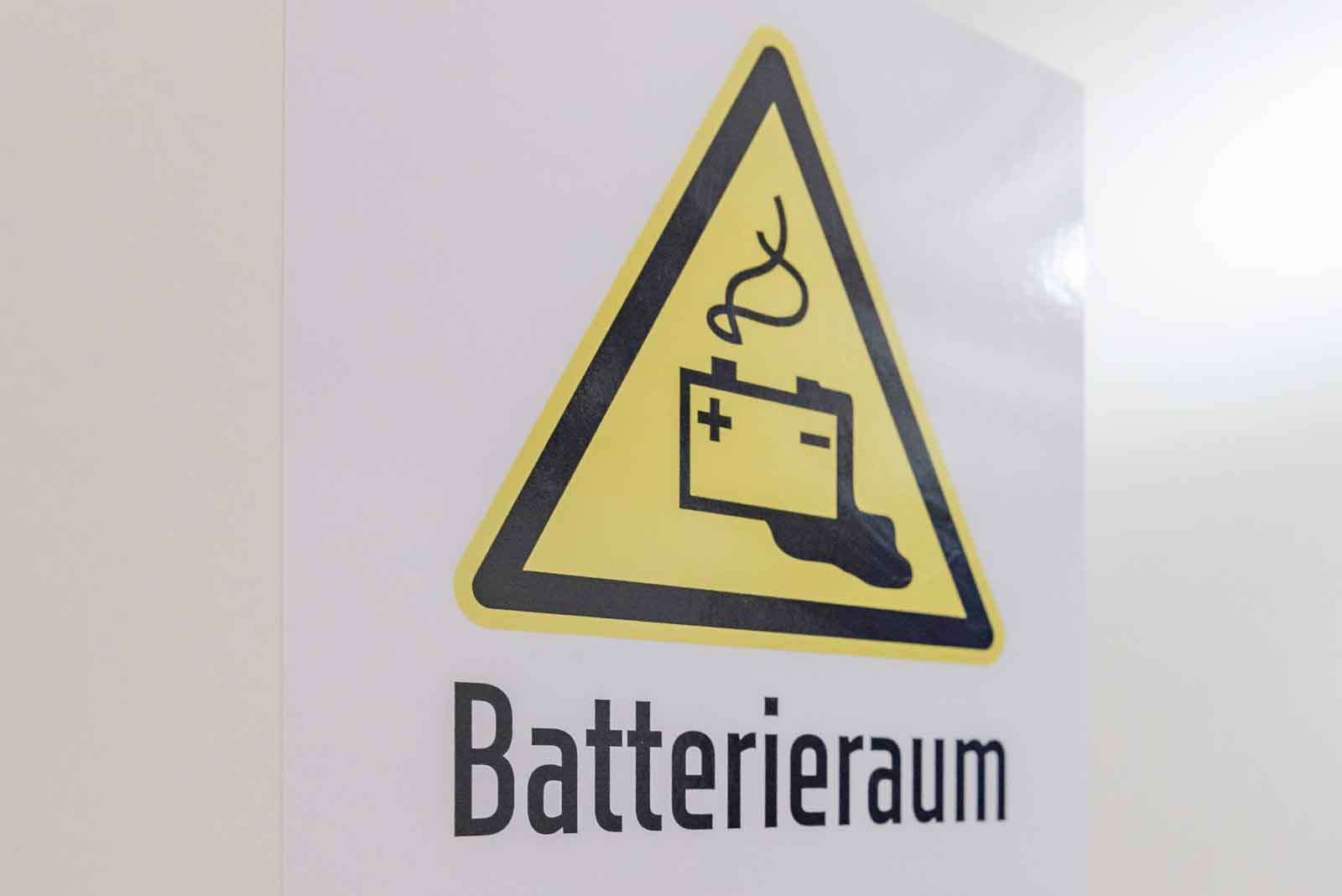 Batterieraum, Detail, Schild