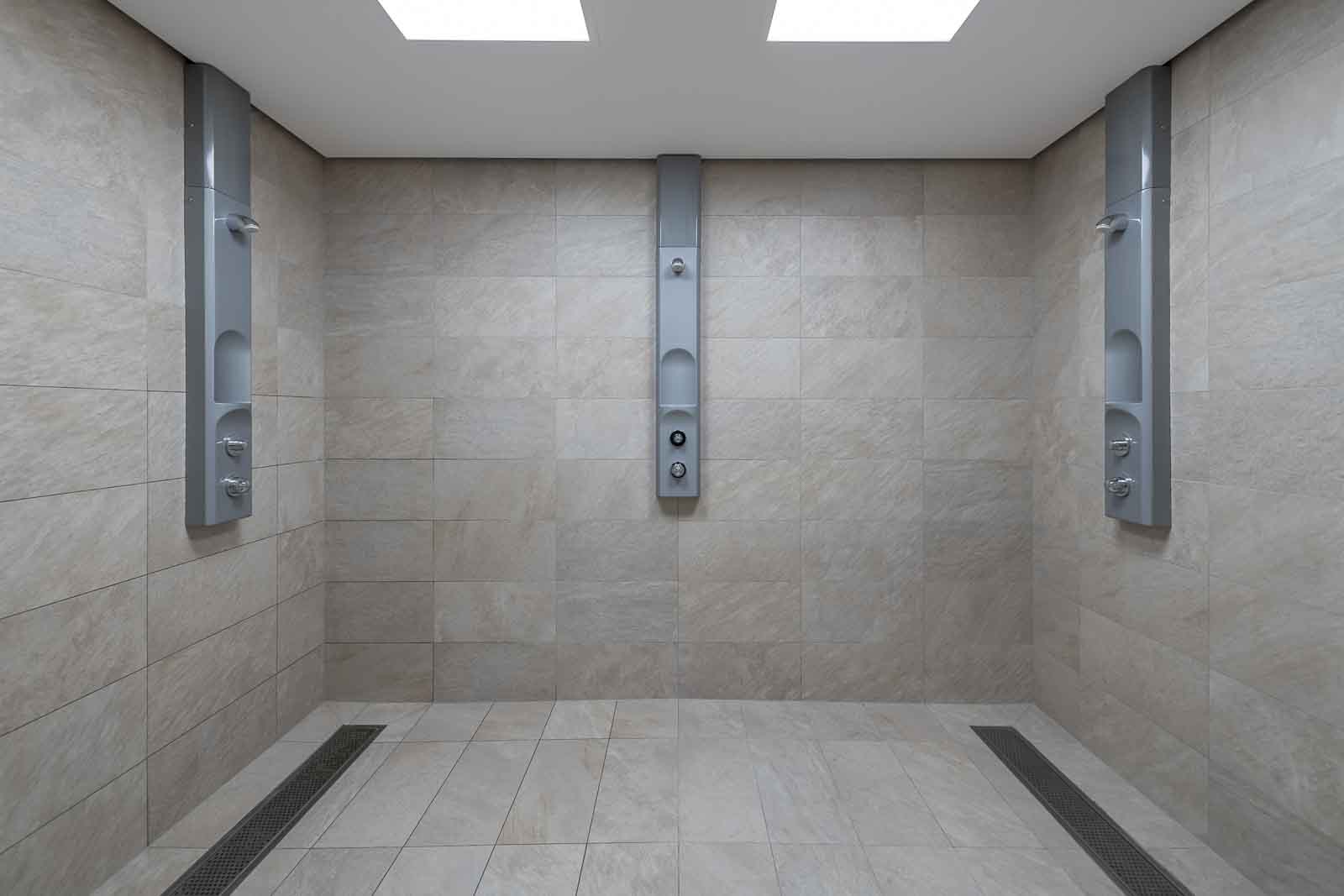 Dusche, Gemeinschaftsduschen, Schwimmbad