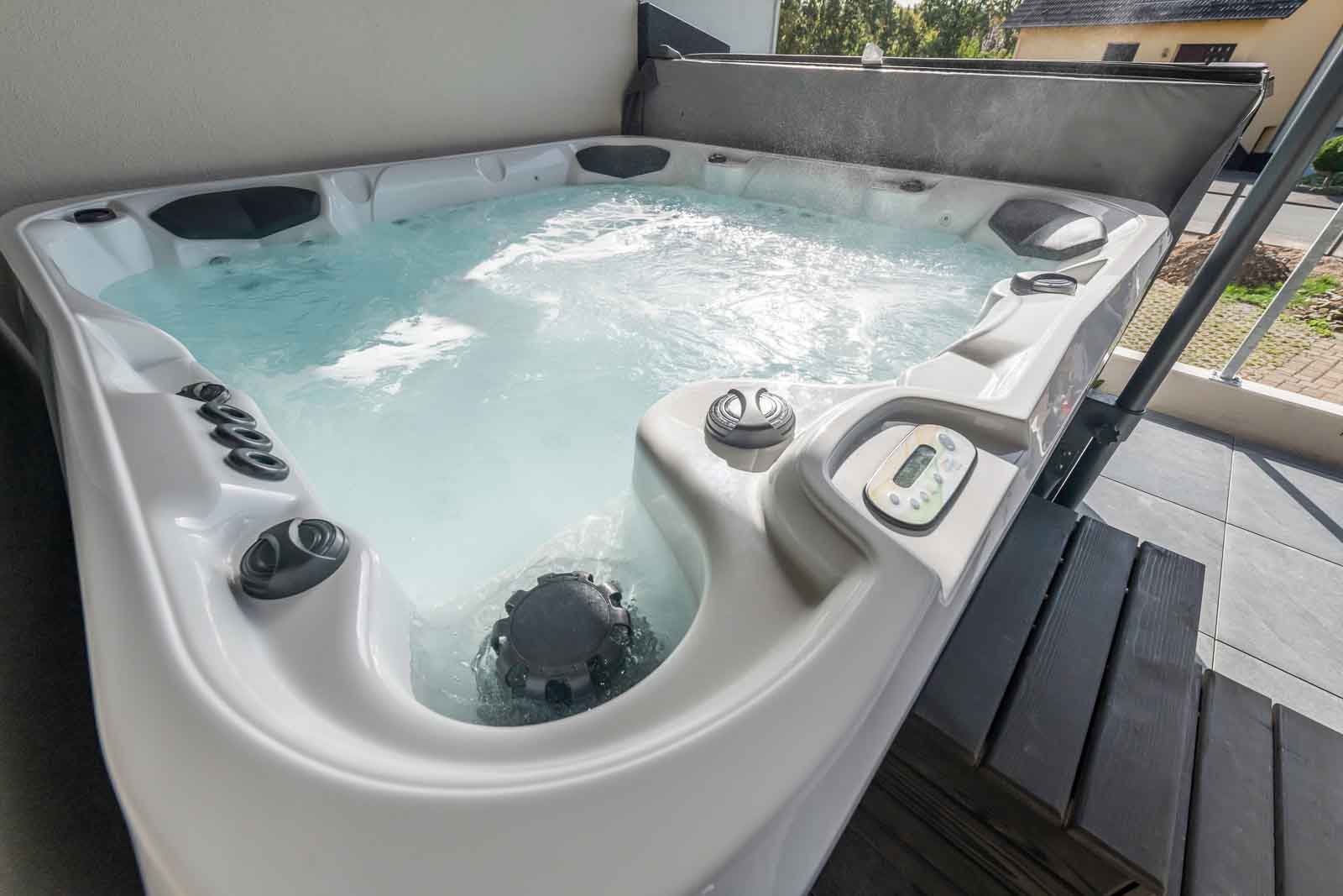 Aufstellwhirlpool, Fertigwhirlpool, Massageliegen