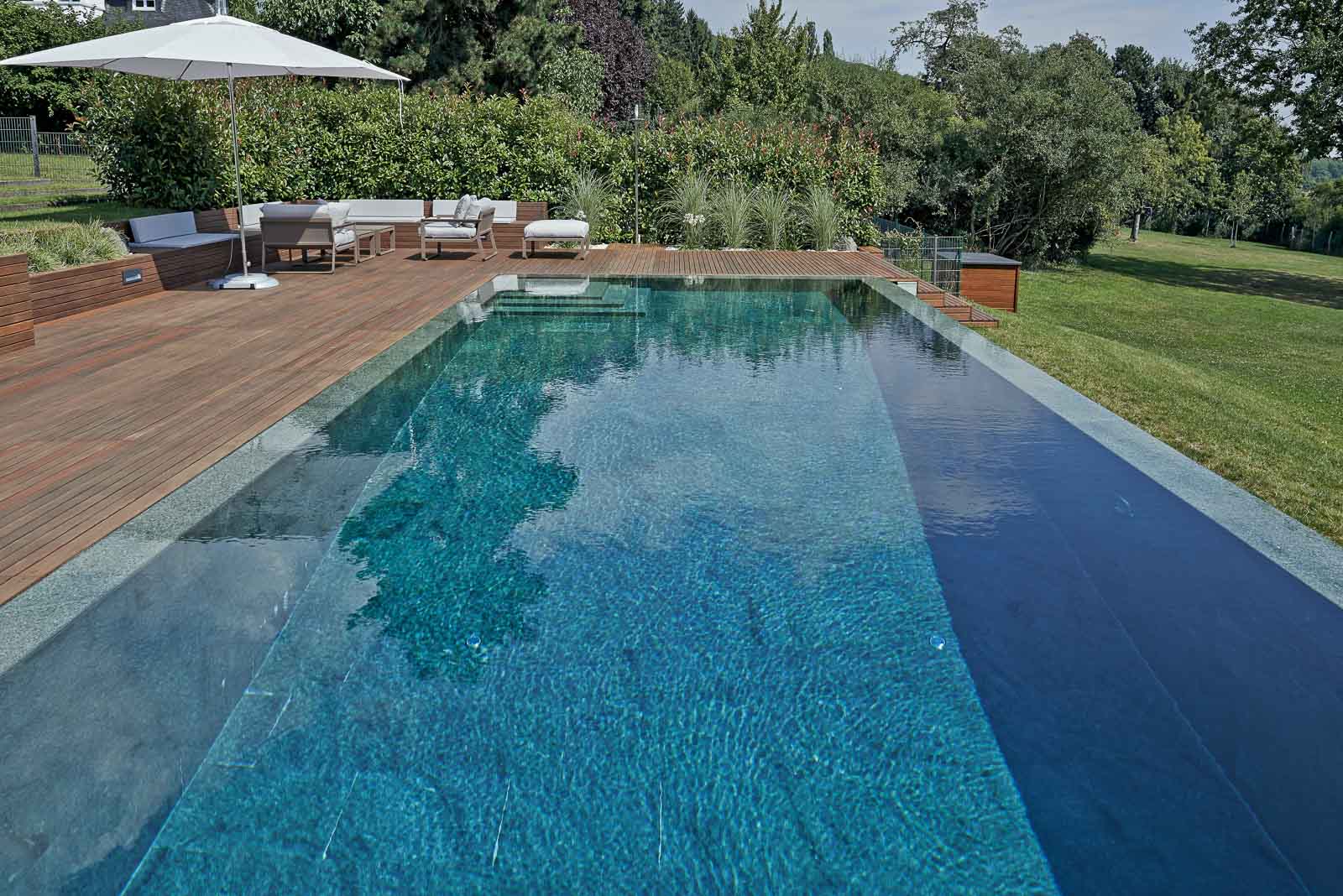Infinitybecken, Naturstein, Outdoorpool, Terrasse