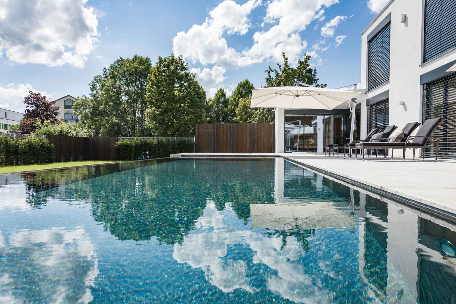 Pool, Terrasse, Wohnhaus