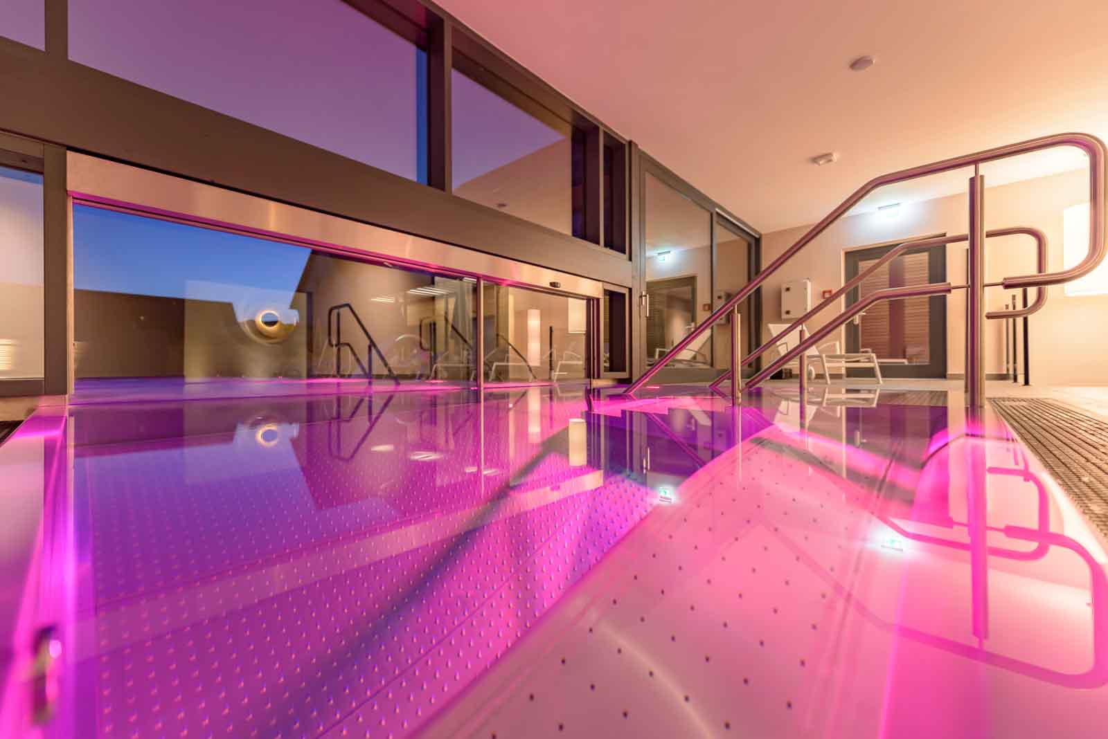 Farblicht, Hotelpool, Lichtstimmung, Spabereich