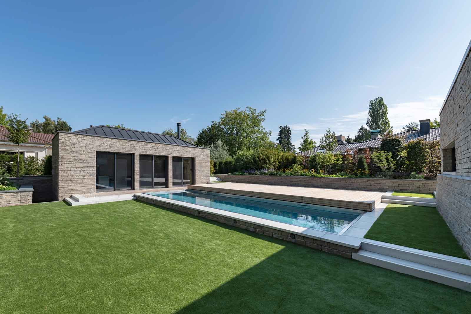 Kunstrasen, Pooldeck, Poolhaus