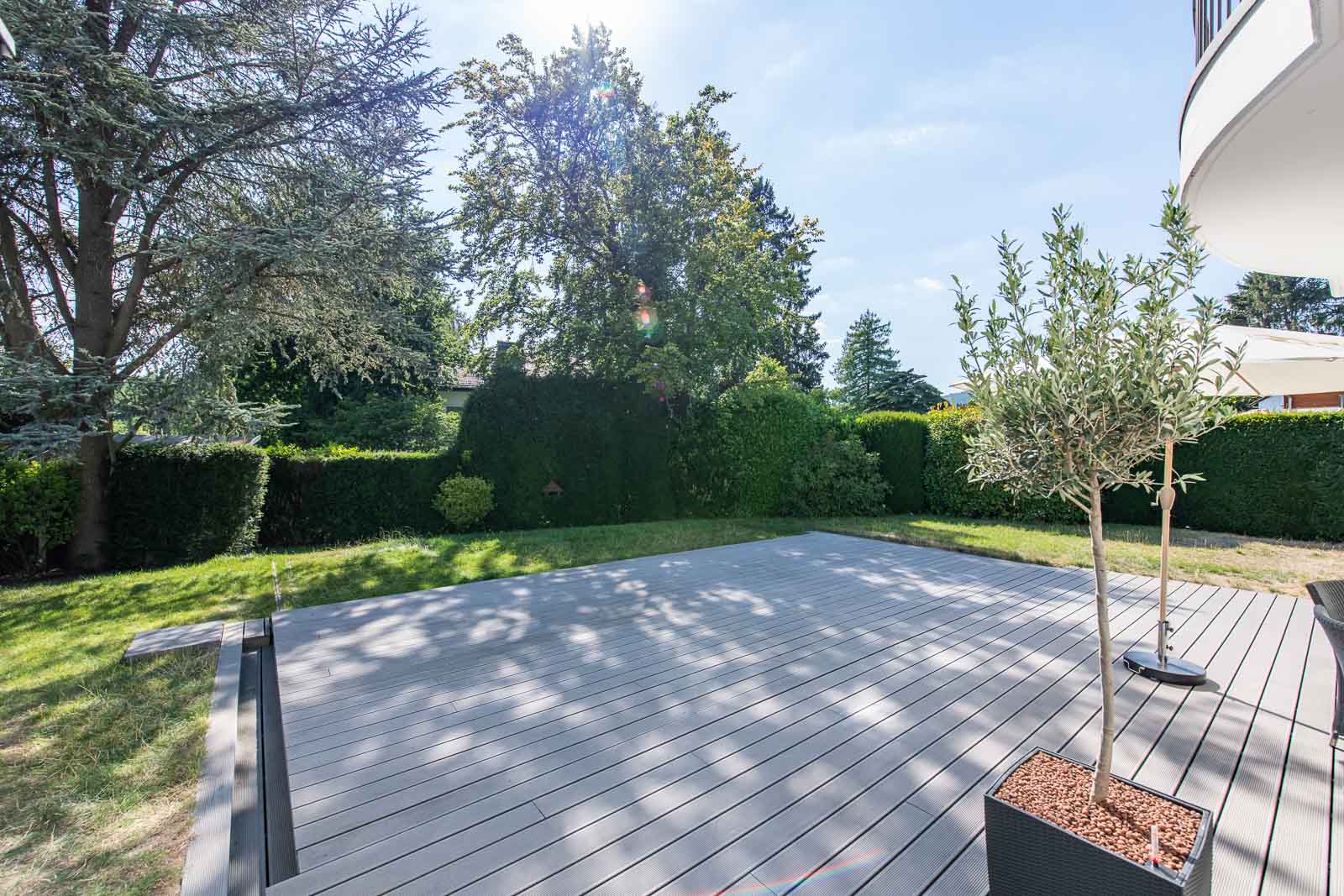 Geschlossen, Holzterrasse, Pooldeck