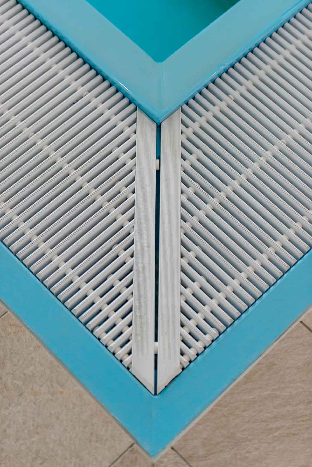 Eckdetail, Fertigpool, Kunststoffrost