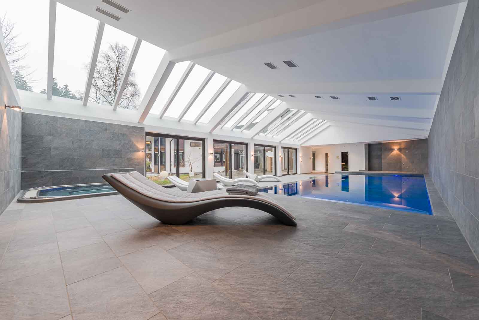 Cloe, Farblicht, Hallenbad, Pool