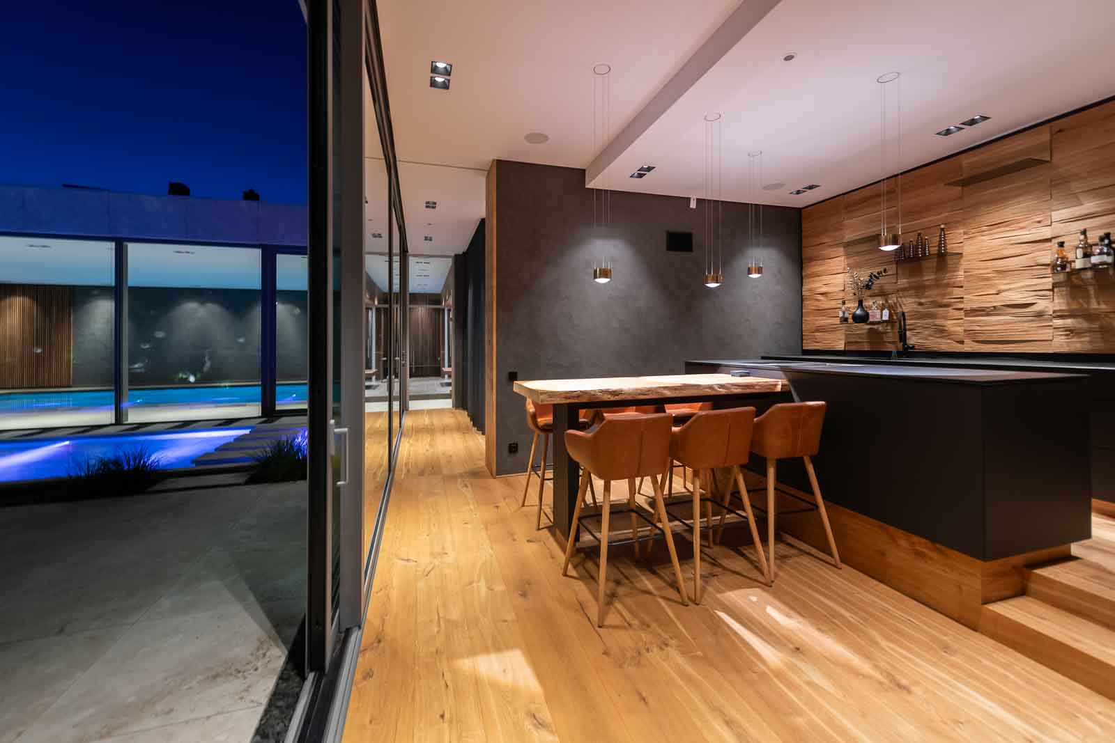 Ayurveda, Bar, Hallenbad, Kueche, Pantry