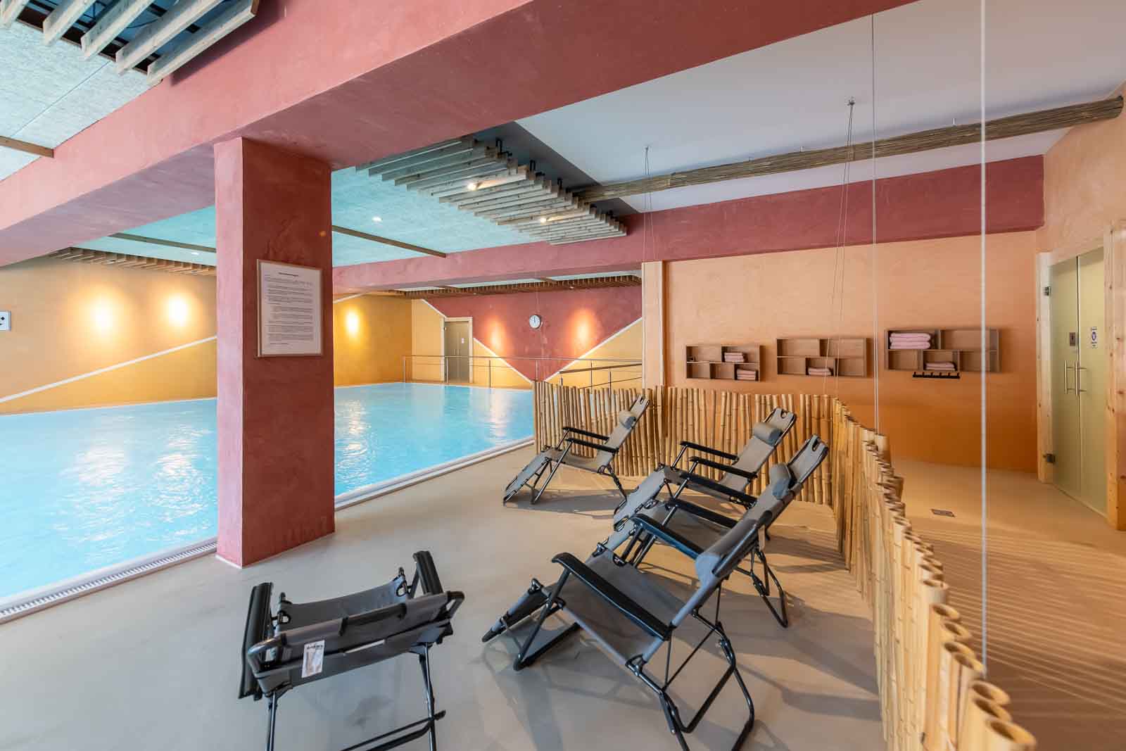 Carolinger Hallenbad Liegefläche, Relaxliege, Staketenzaun