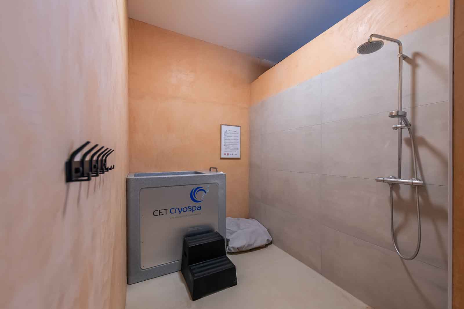 Carolinger Hallenbad Cryo, Eisbad, Spa, Tauchbecken