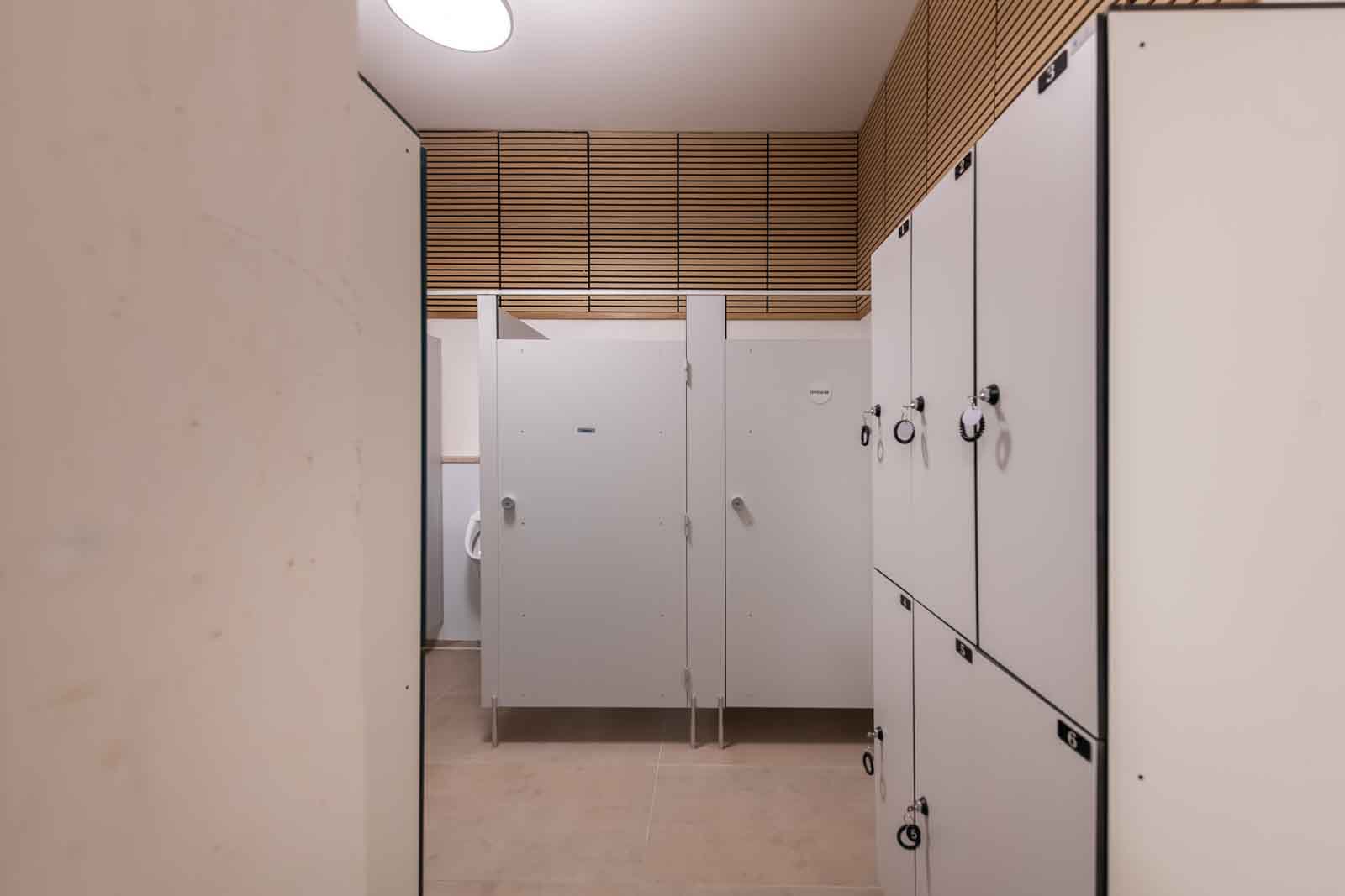 Carolinger Hallenbad Trennwand, Umkleide, Wc