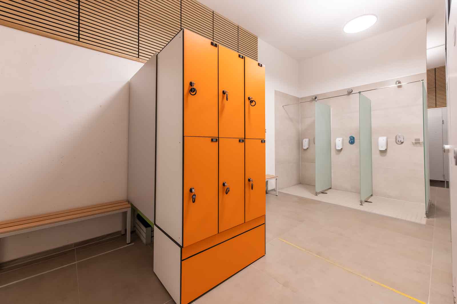 Carolinger Hallenbad Dusche, Schrank, Umkleide