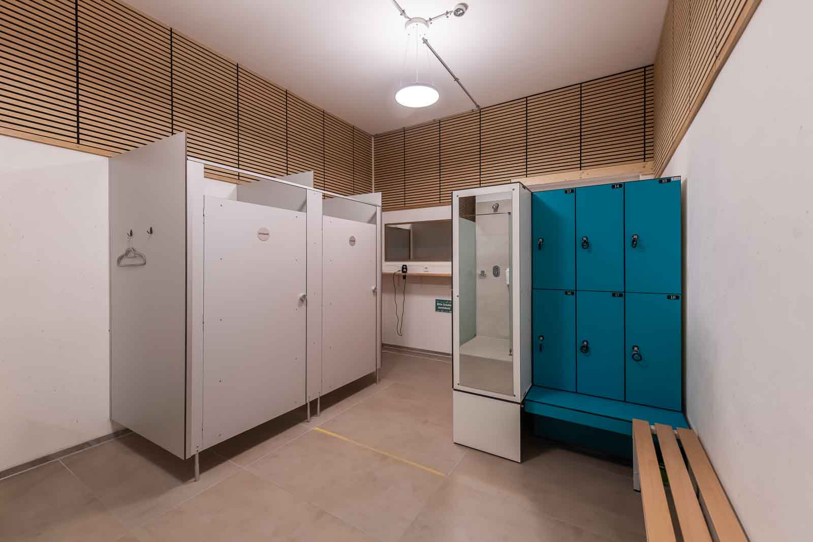 Carolinger Hallenbad Kabinen, Sitzbank, Umkleide