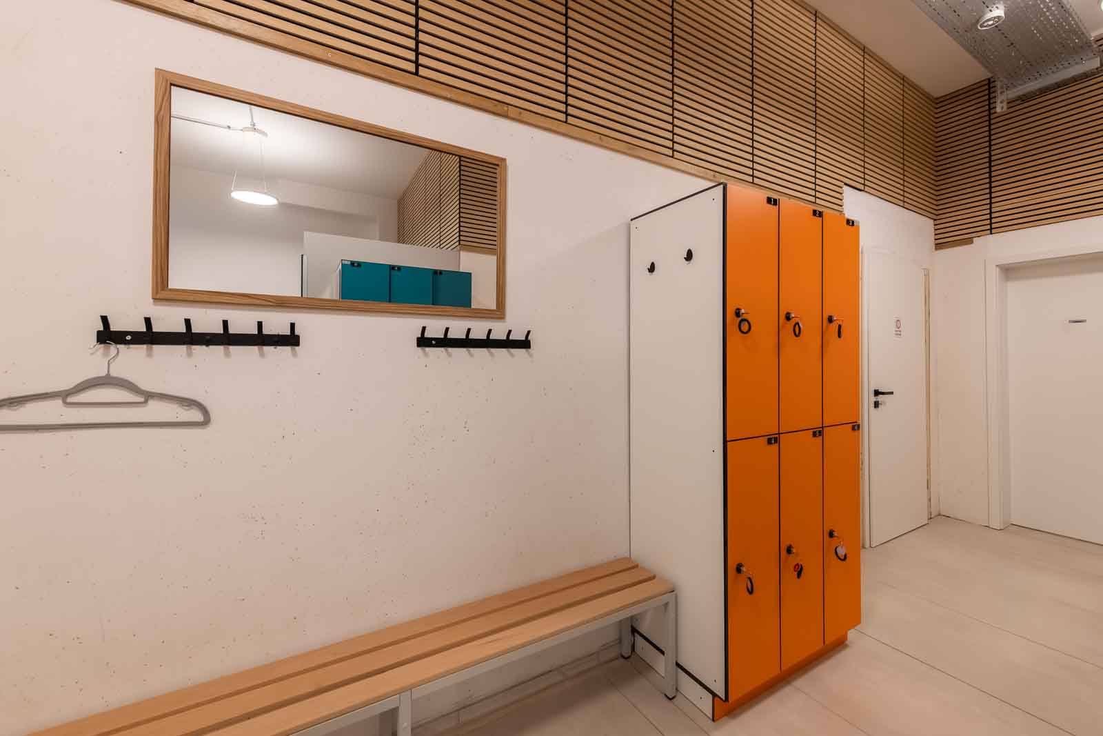 Carolinger Hallenbad Bank, Haken, Schrank, Spiegel