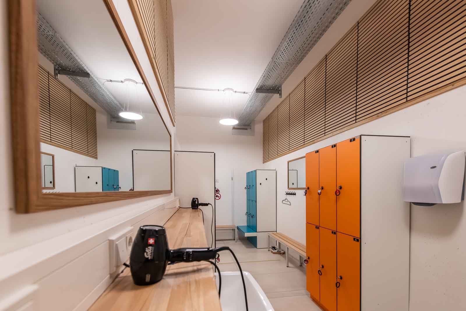 Carolinger Hallenbad Föhn, Schrank, Spiegel, Umkleide