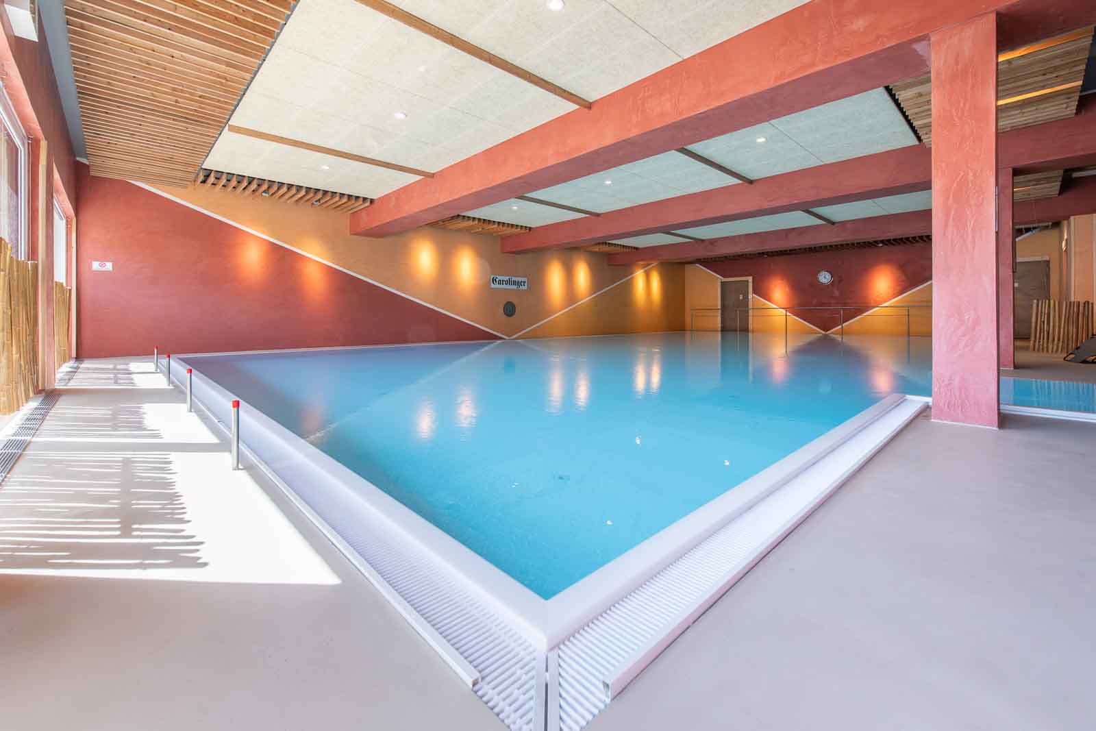 Carolinger Hallenbad Hallenpool, Kunststoffrost, Wandgestaltung