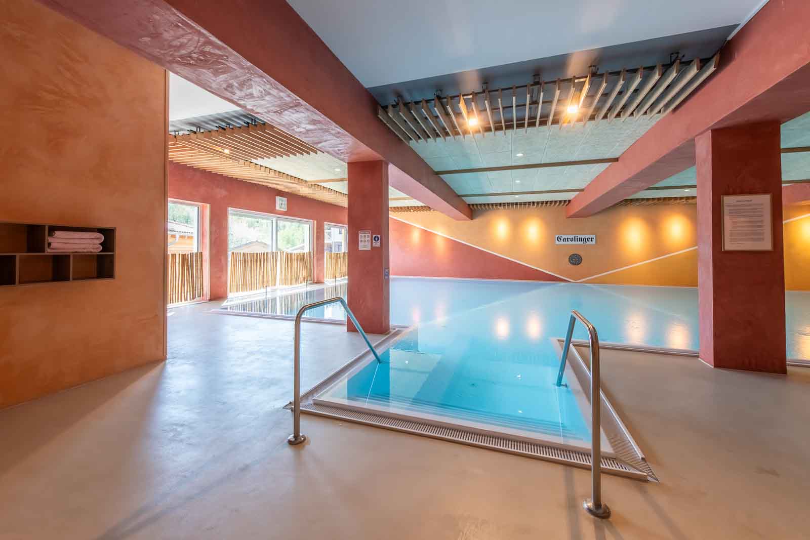 Carolinger Hallenbad Geländer, Pool, Treppe