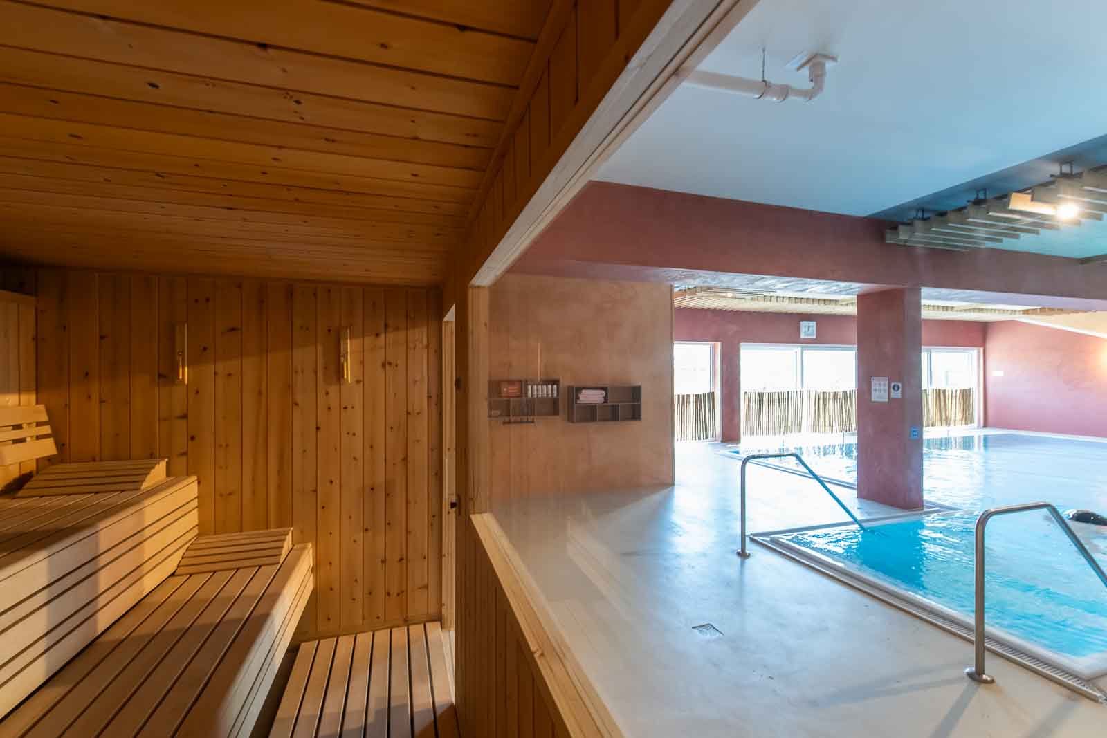 Carolinger Hallenbad Sauna, Schwimmhalle, Verglast