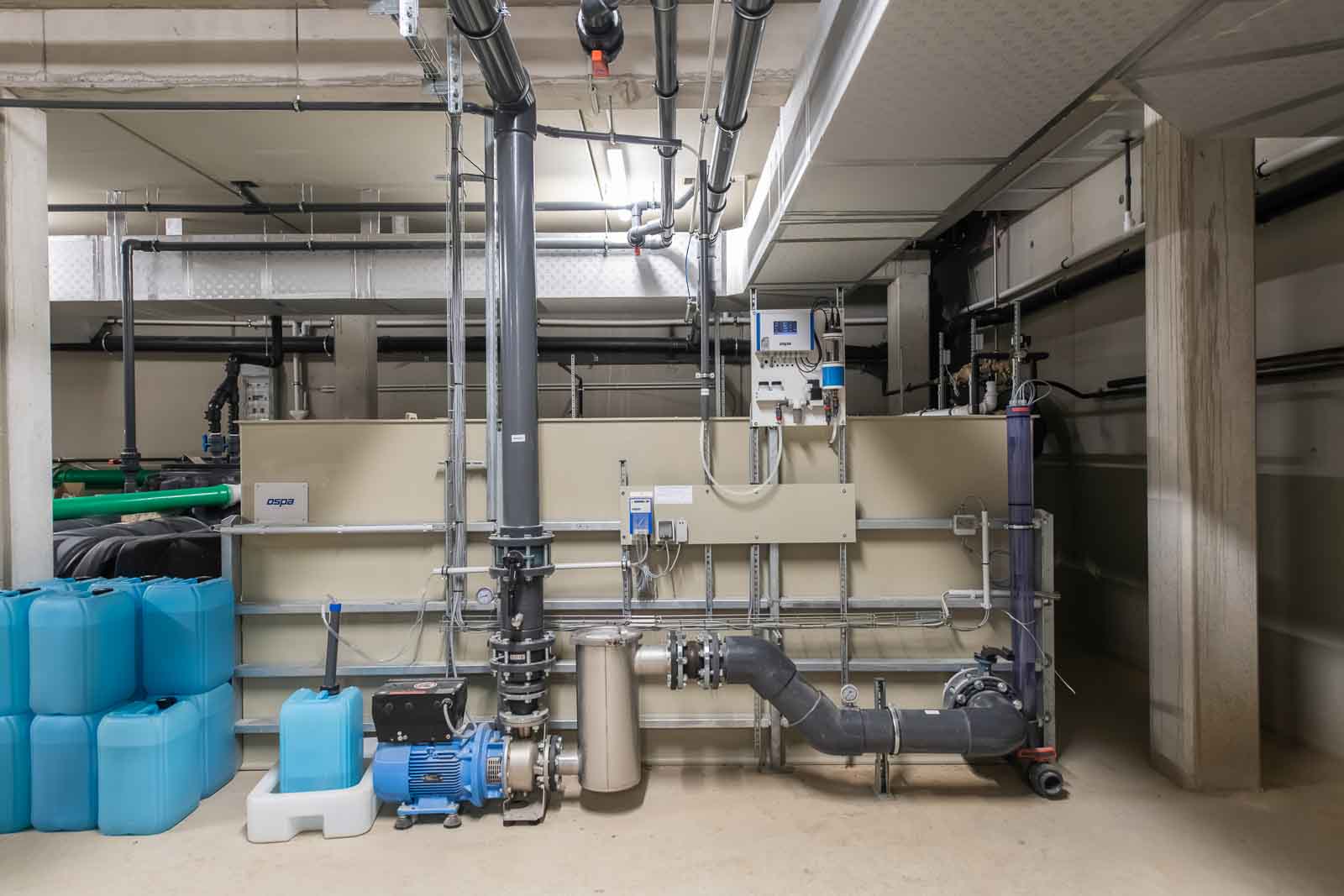 Carolinger Hallenbad Filterpumpe, Schwallwassertank, Vorfilter