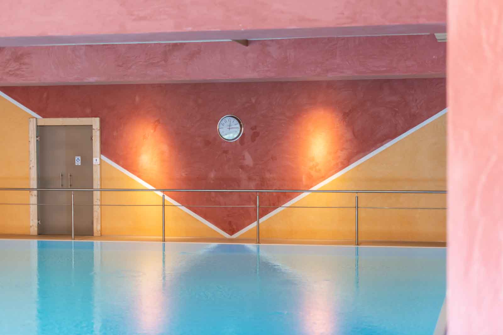 Carolinger Hallenbad Geländer, Hallenbad, Wandgestaltung