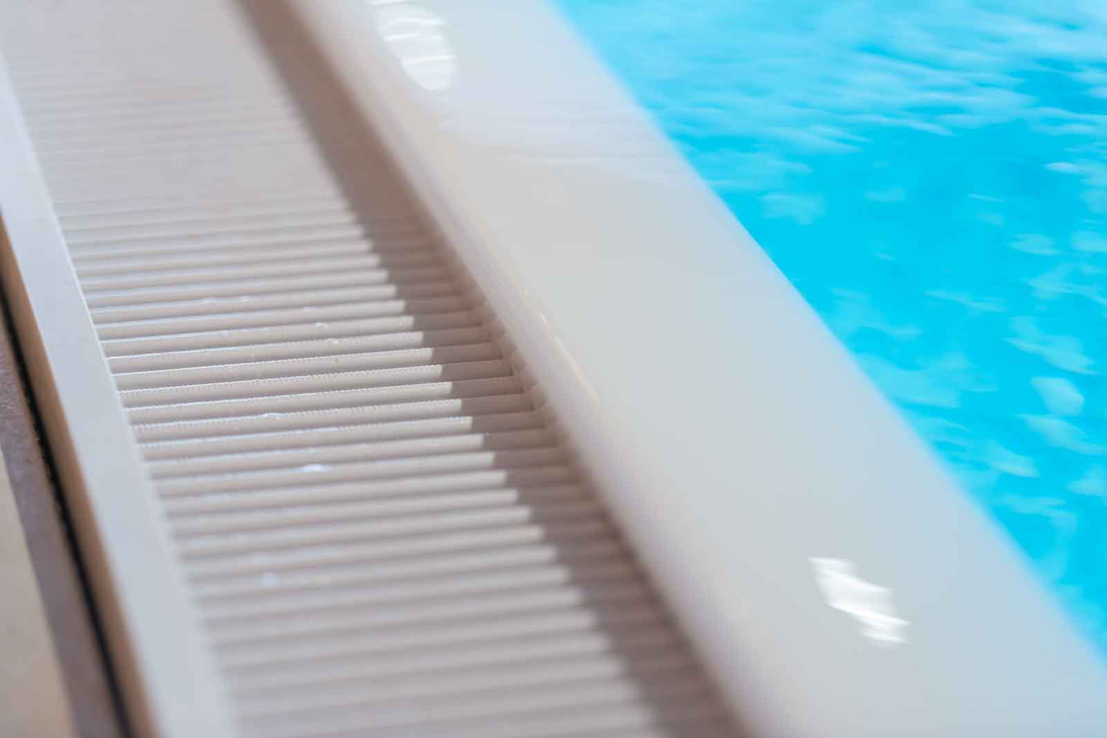 Carolinger Hallenbad Detail, Rinnenrost, Überlaufbecken