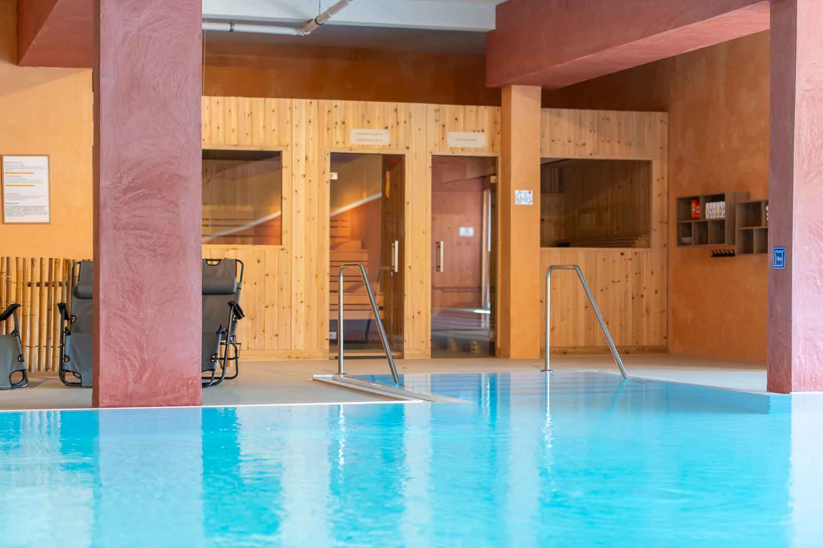 Carolinger Hallenbad Pool, Sauna, Treppe