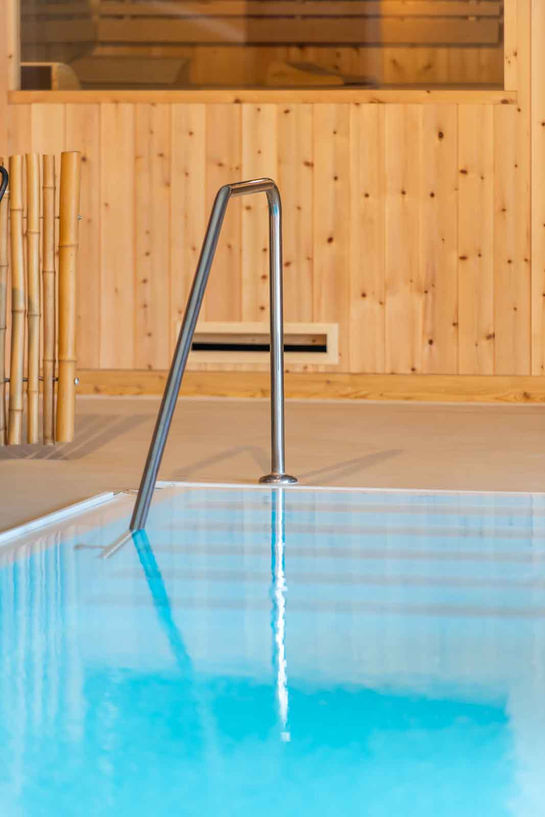 Carolinger Hallenbad Geländer, Pool, Treppe
