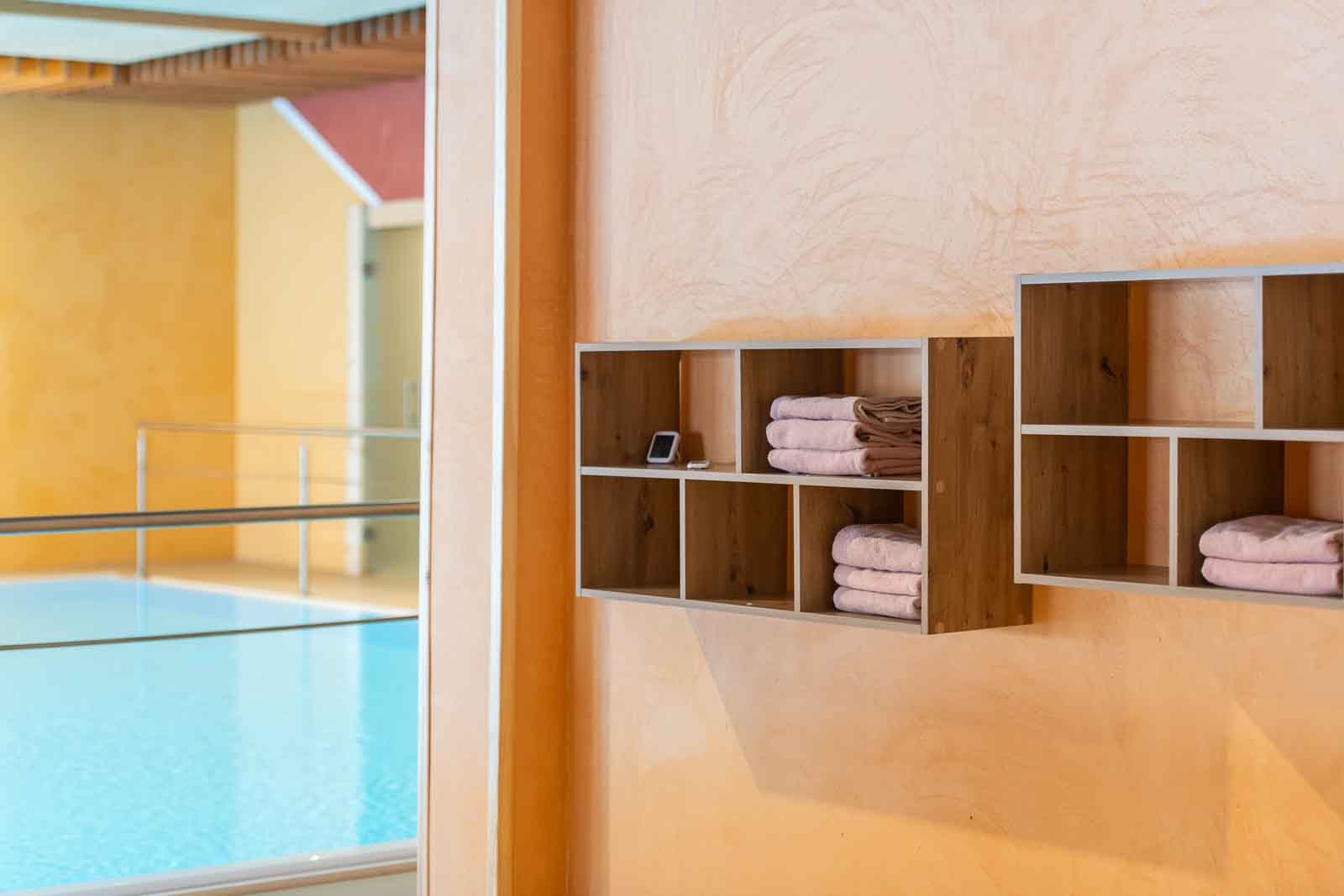 Ablage, Handtuch, Schwimmhalle