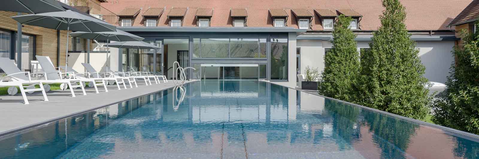 Edelstahlpool, Ueberlaufrinne, Wasserflaeche