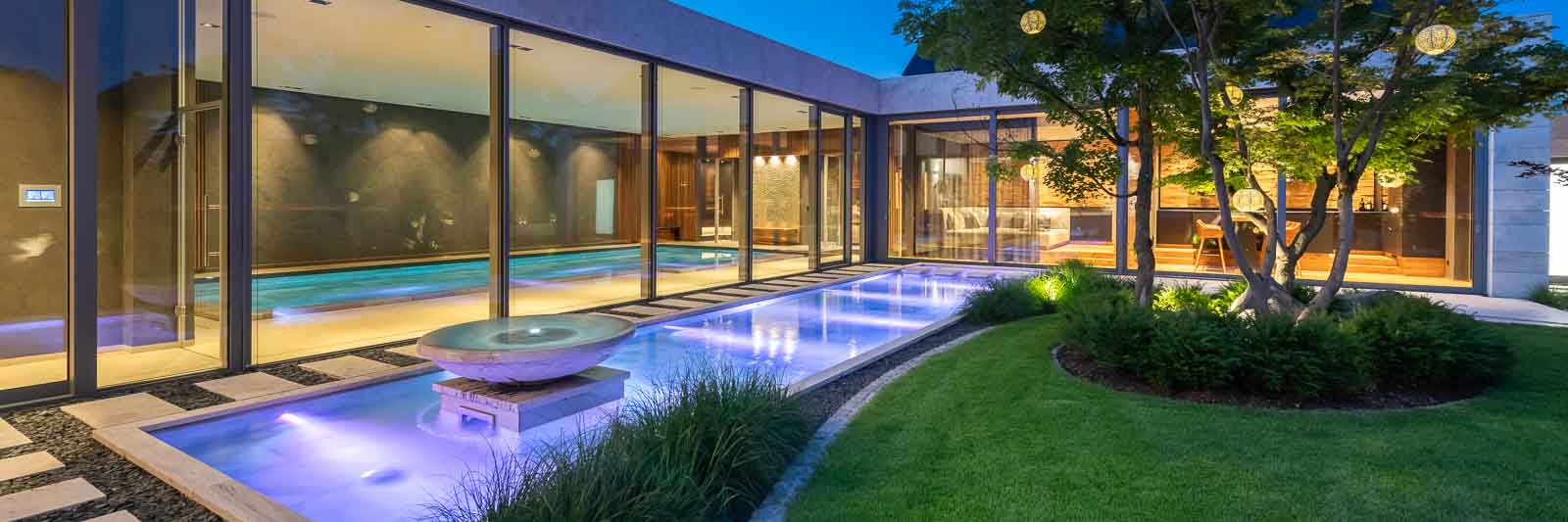 Glasfront, Hallenbad, Zierbecken